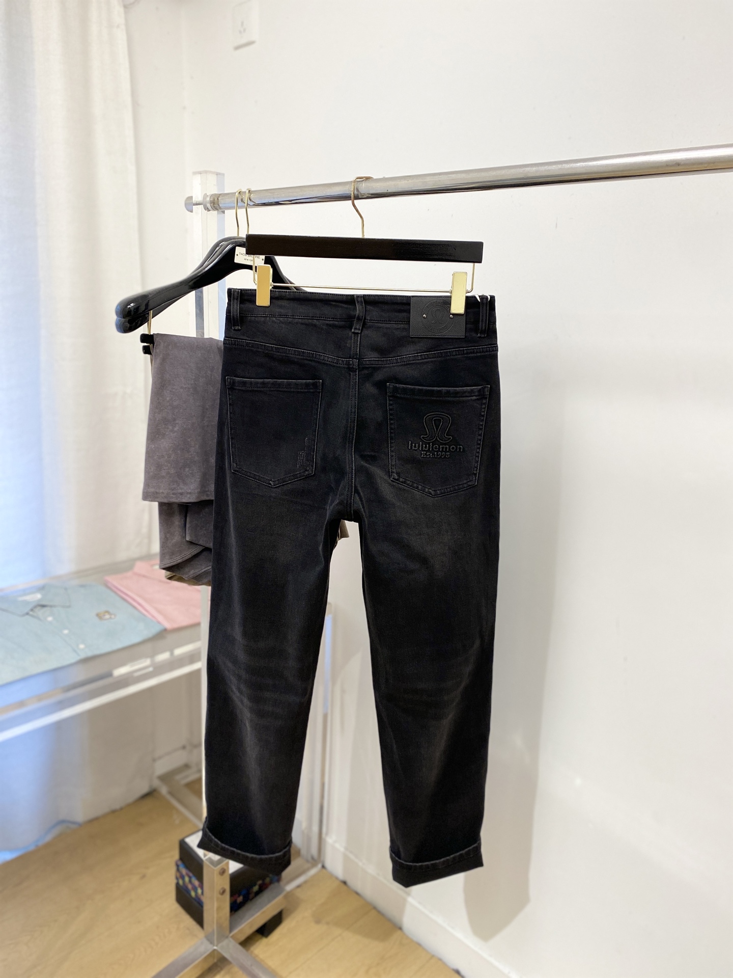 支持年后退换！ lululemon 时尚潮牌、2025最新品，专柜同步有售，原单狠货，水洗休闲牛仔裤，进