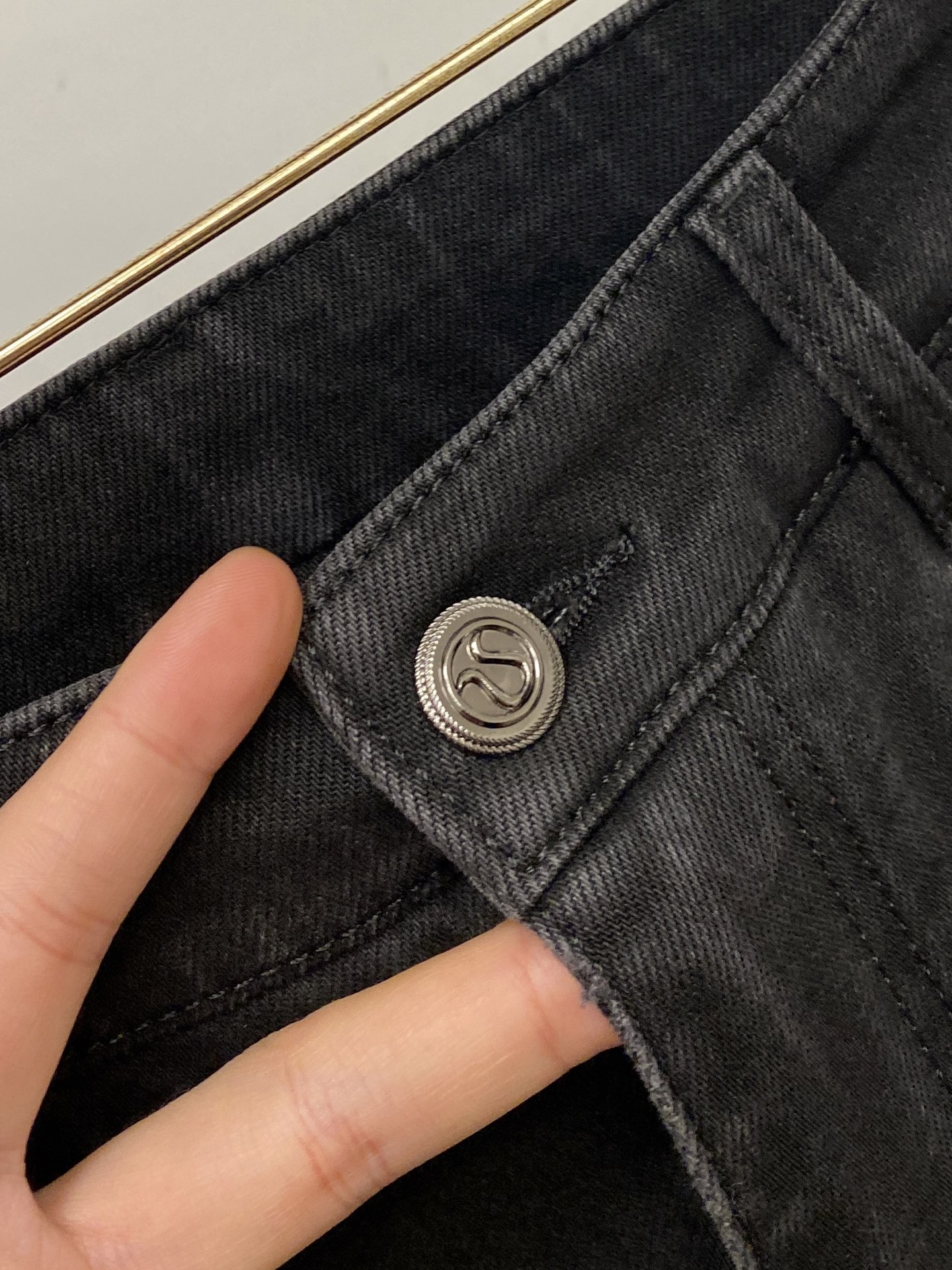 支持年后退换！ lululemon 时尚潮牌、2025最新品，专柜同步有售，原单狠货，水洗休闲牛仔裤，进