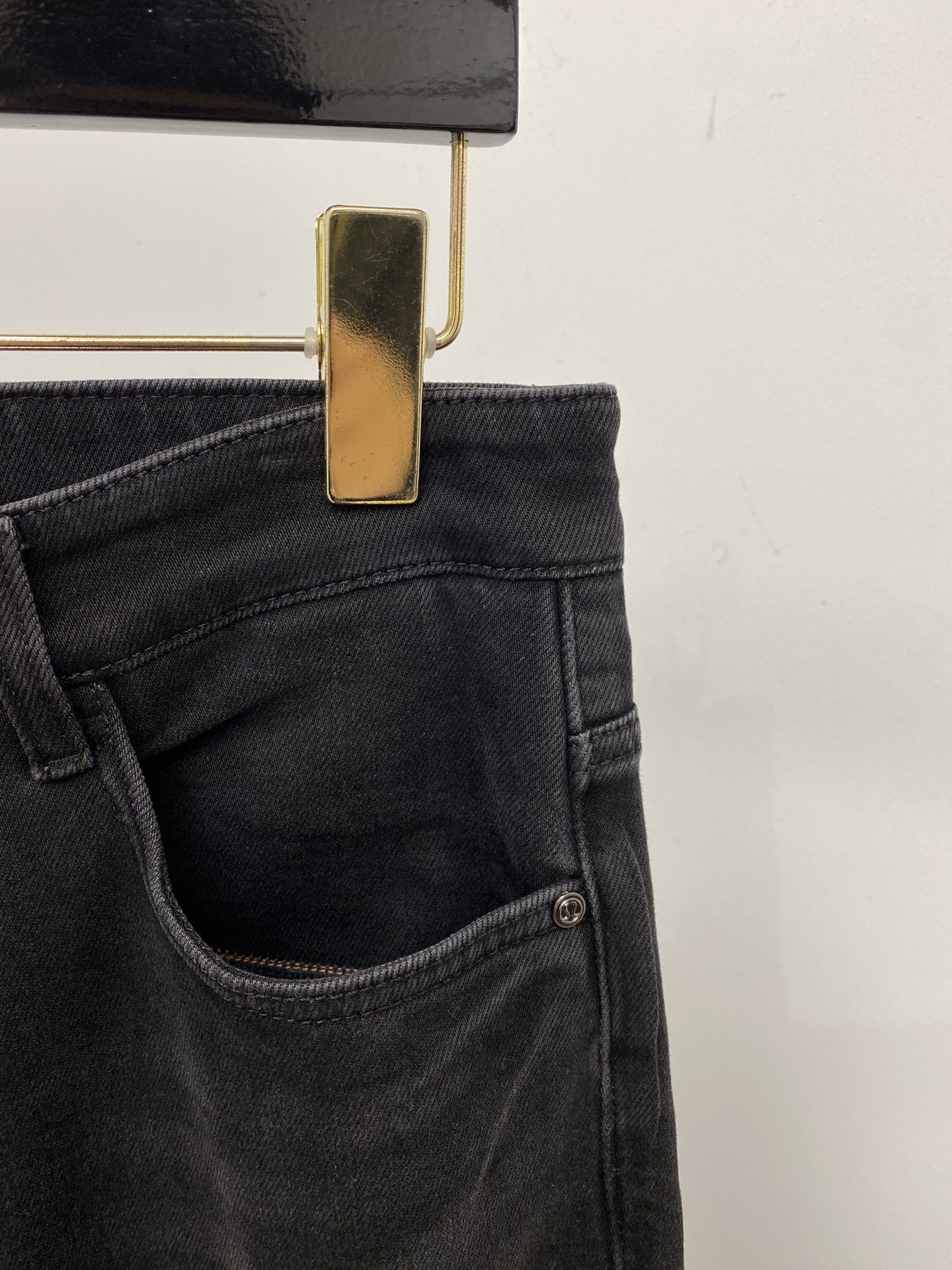 支持年后退换！ lululemon 时尚潮牌、2025最新品，专柜同步有售，原单狠货，水洗休闲牛仔裤，进