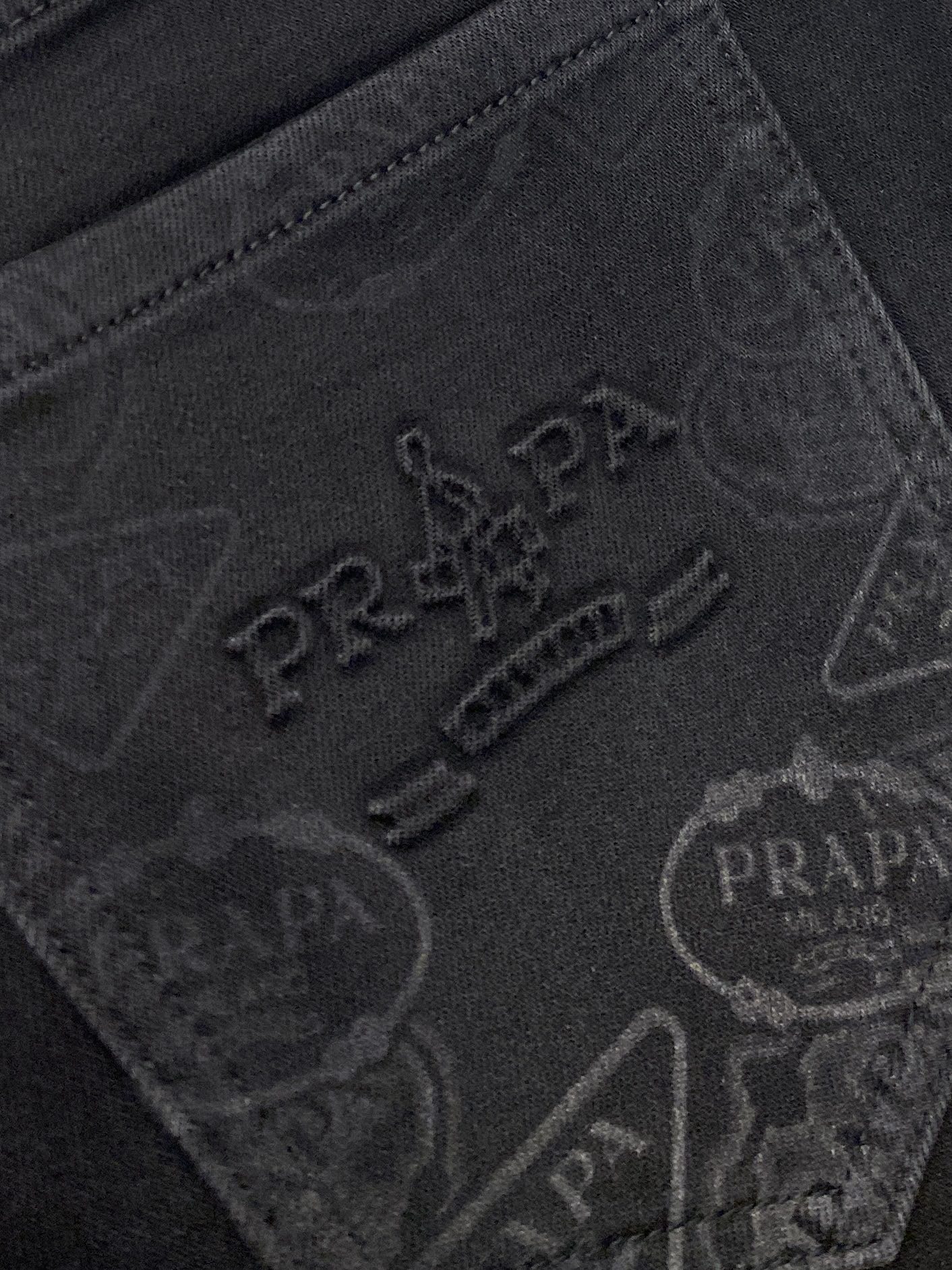 支持年后退换！ 普拉达、2025最新品，专柜同步有售，原单狠货，水洗休闲牛仔裤，进口原版水洗弹力面料，舒