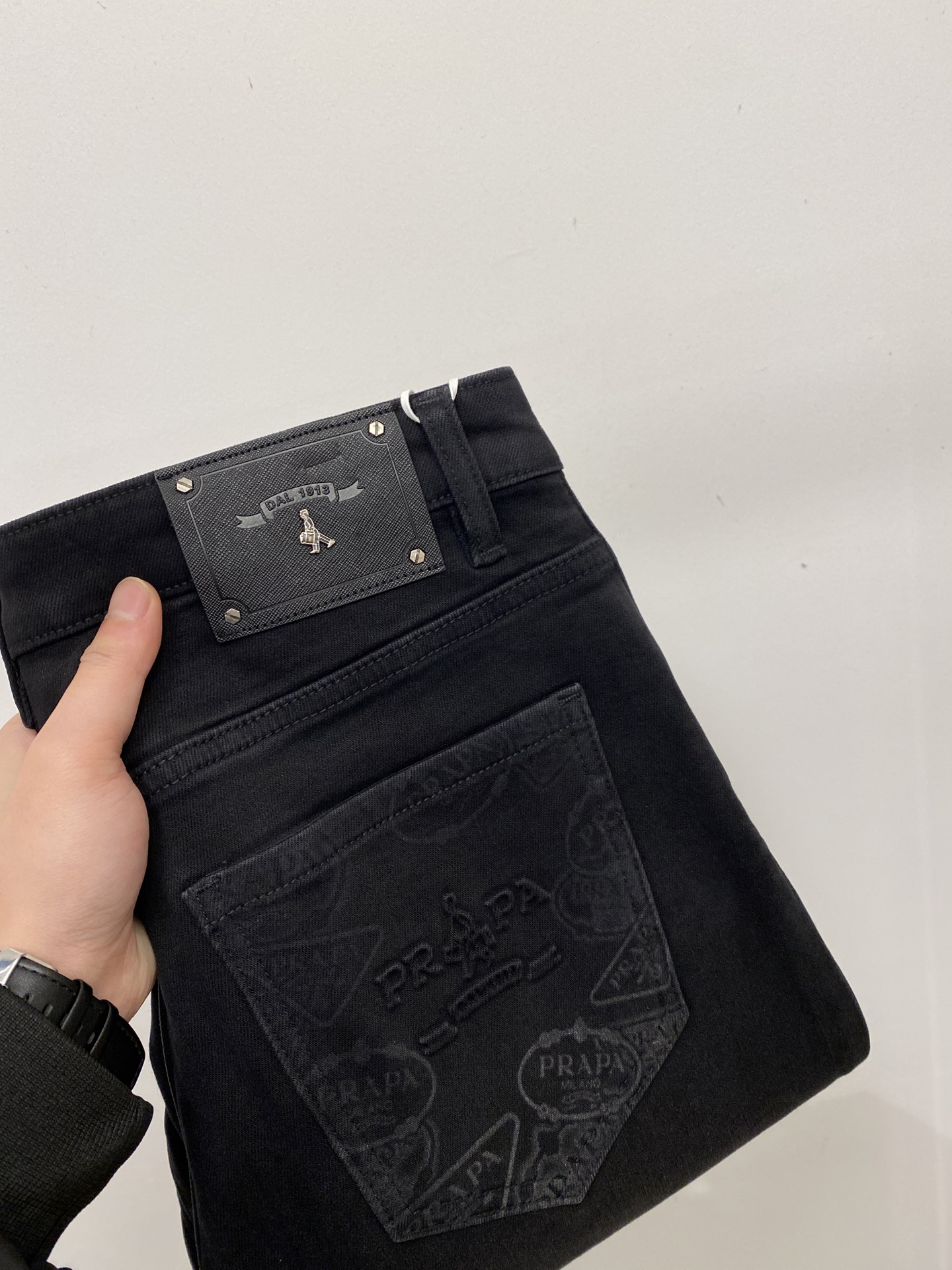 普拉达、2025最新品，专柜同步有售，原单狠货，水洗休闲牛仔裤，进口原版水洗弹力面料，舒适有弹性，原版五