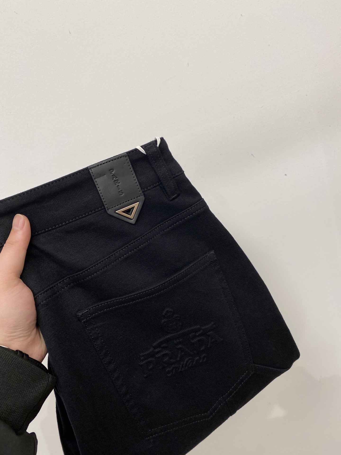 普拉达、2025最新品，专柜同步有售，原单狠货，水洗休闲牛仔裤，进口原版水洗弹力面料，舒适有弹性，原版五