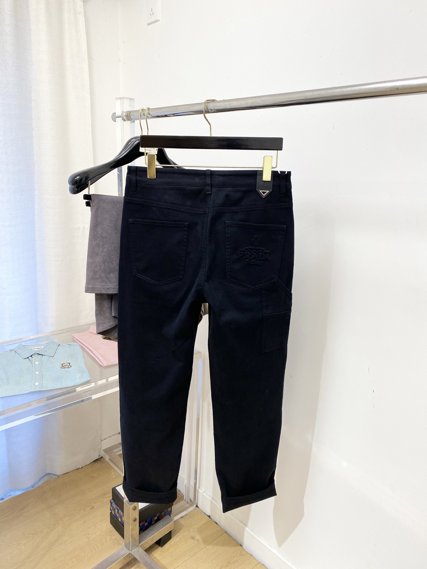 支持年后退换！ 普拉达、2025最新品，专柜同步有售，原单狠货，水洗休闲牛仔裤，进口原版水洗弹力面料，舒