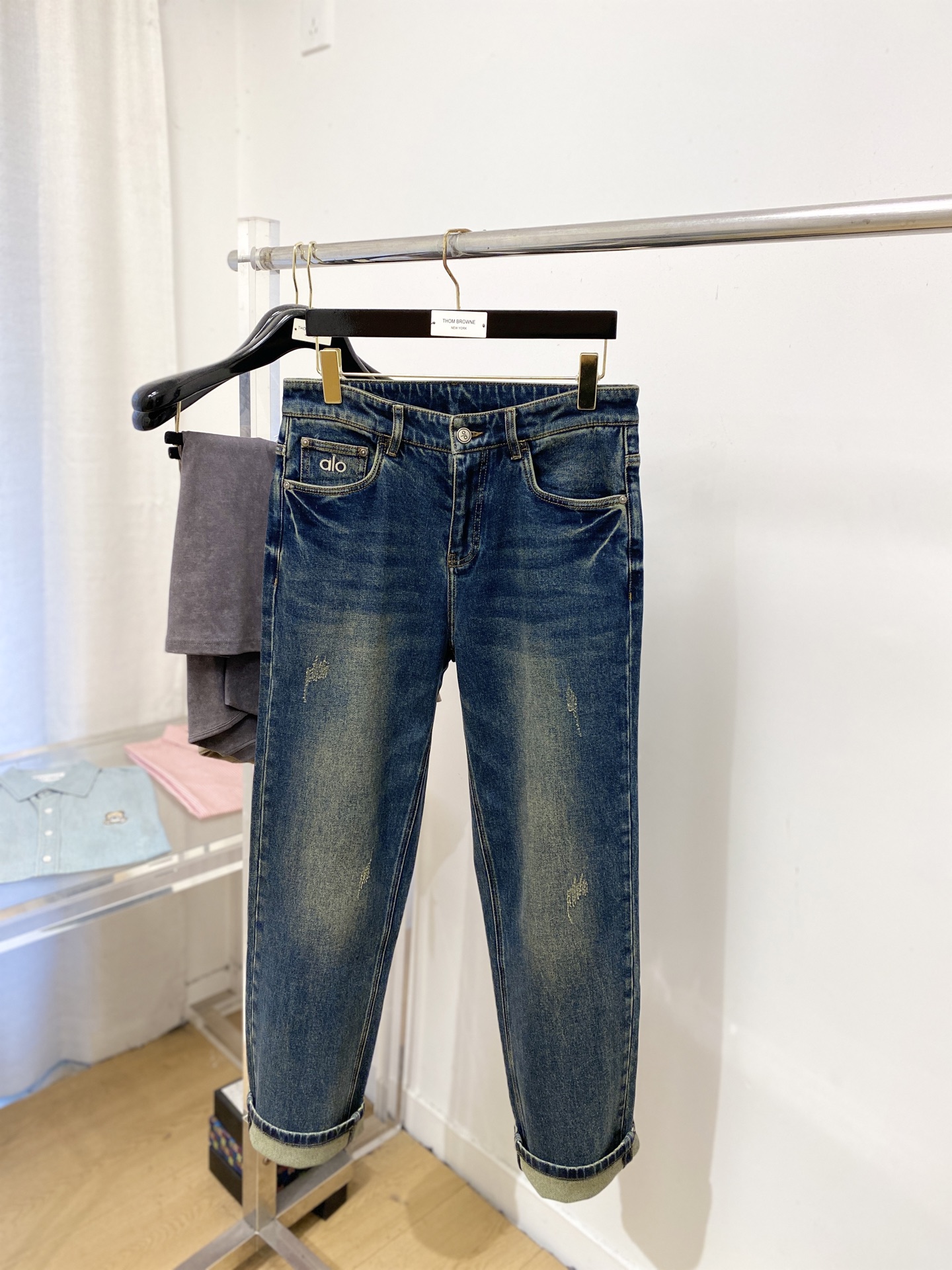 alo、2025最新品，专柜同步有售，原单狠货，水洗休闲牛仔裤，进口原版水洗弹力面料，舒适有弹性，原版五