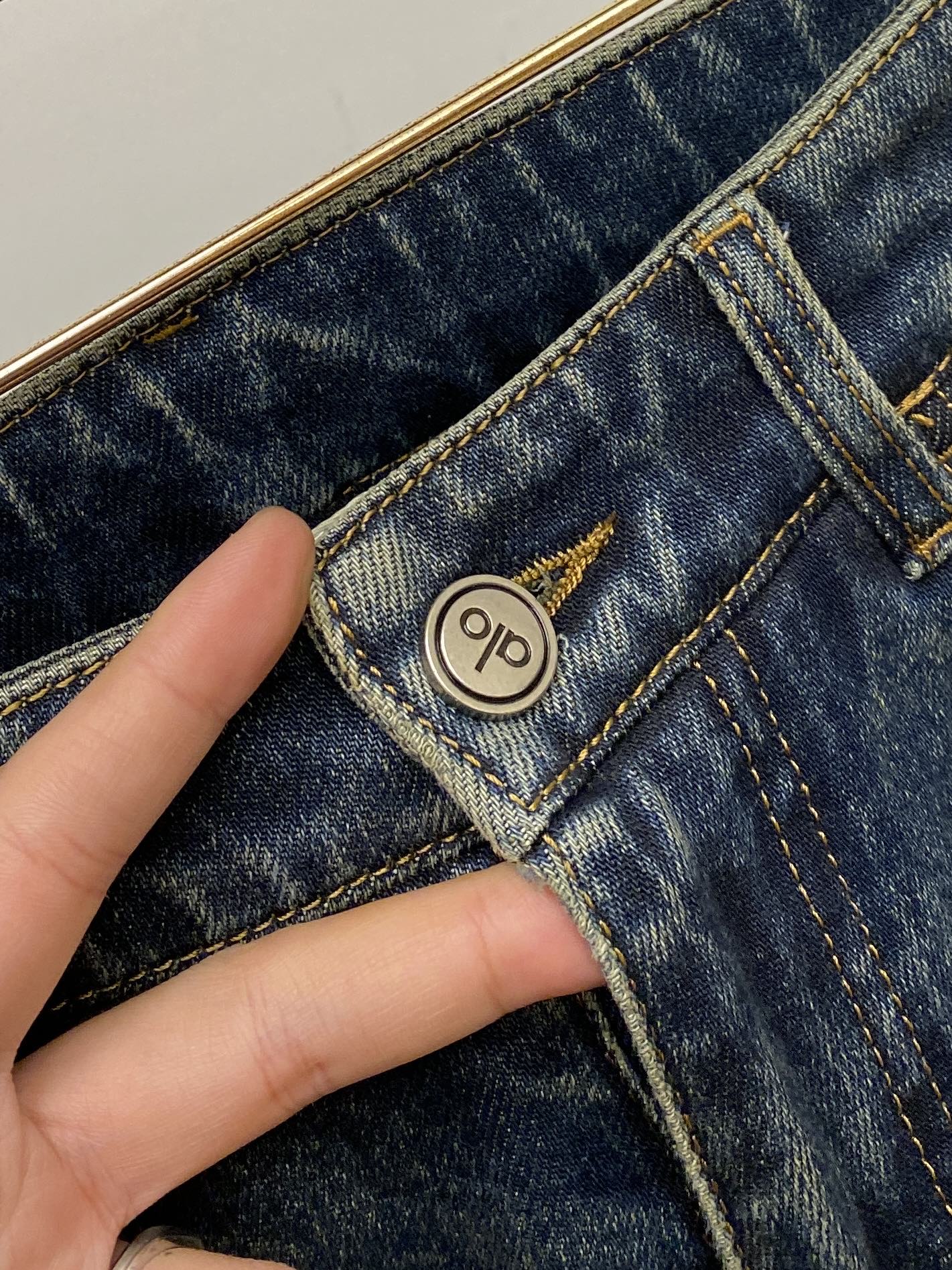 alo、2025最新品，专柜同步有售，原单狠货，水洗休闲牛仔裤，进口原版水洗弹力面料，舒适有弹性，原版五