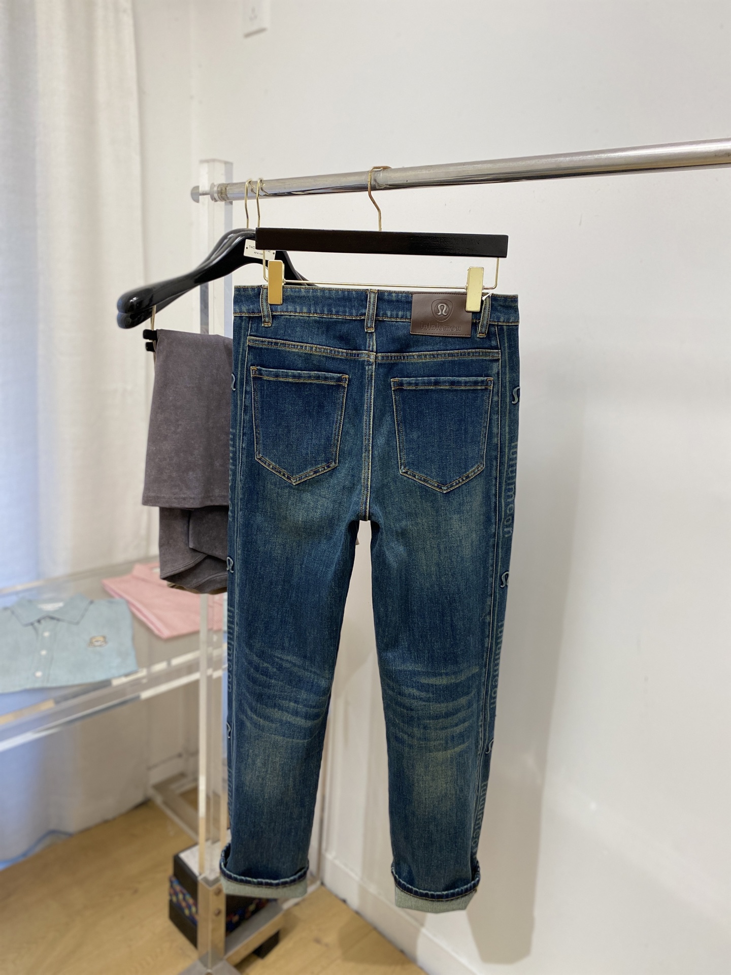 支持年后退换！ lululemon 时尚潮牌、2025最新品，专柜同步有售，原单狠货，水洗休闲牛仔裤，进