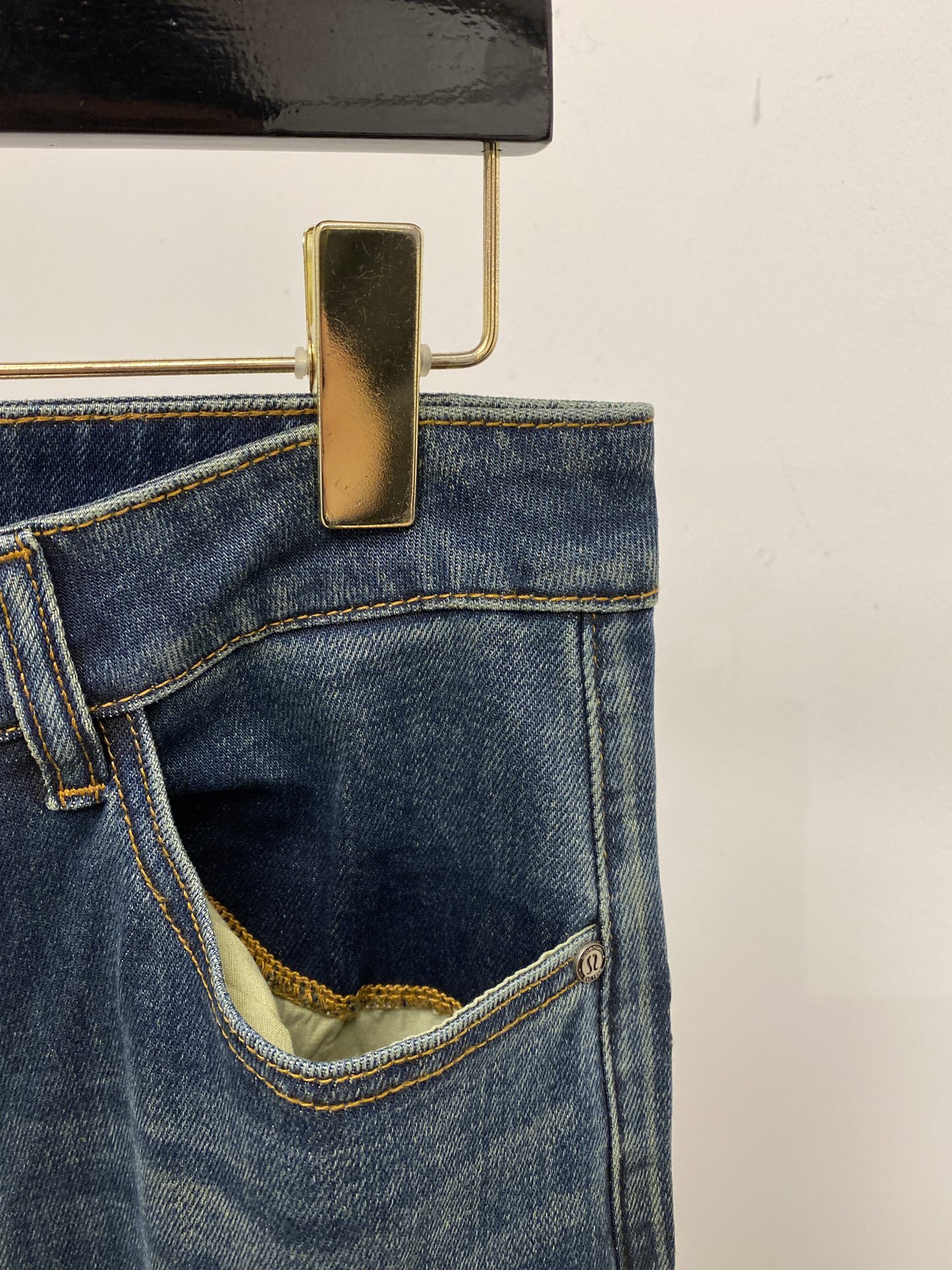 支持年后退换！ lululemon 时尚潮牌、2025最新品，专柜同步有售，原单狠货，水洗休闲牛仔裤，进