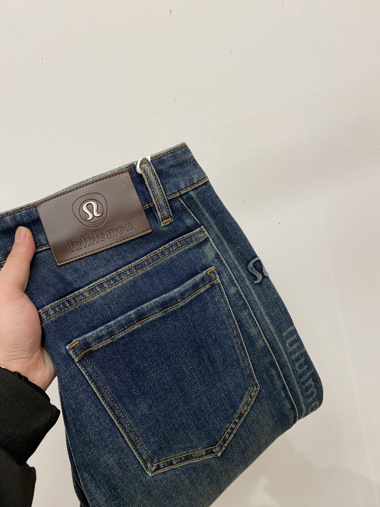 lululemon 时尚潮牌、2025最新品，专柜同步有售，原单狠货，水洗休闲牛仔裤，进口原版水洗弹力面