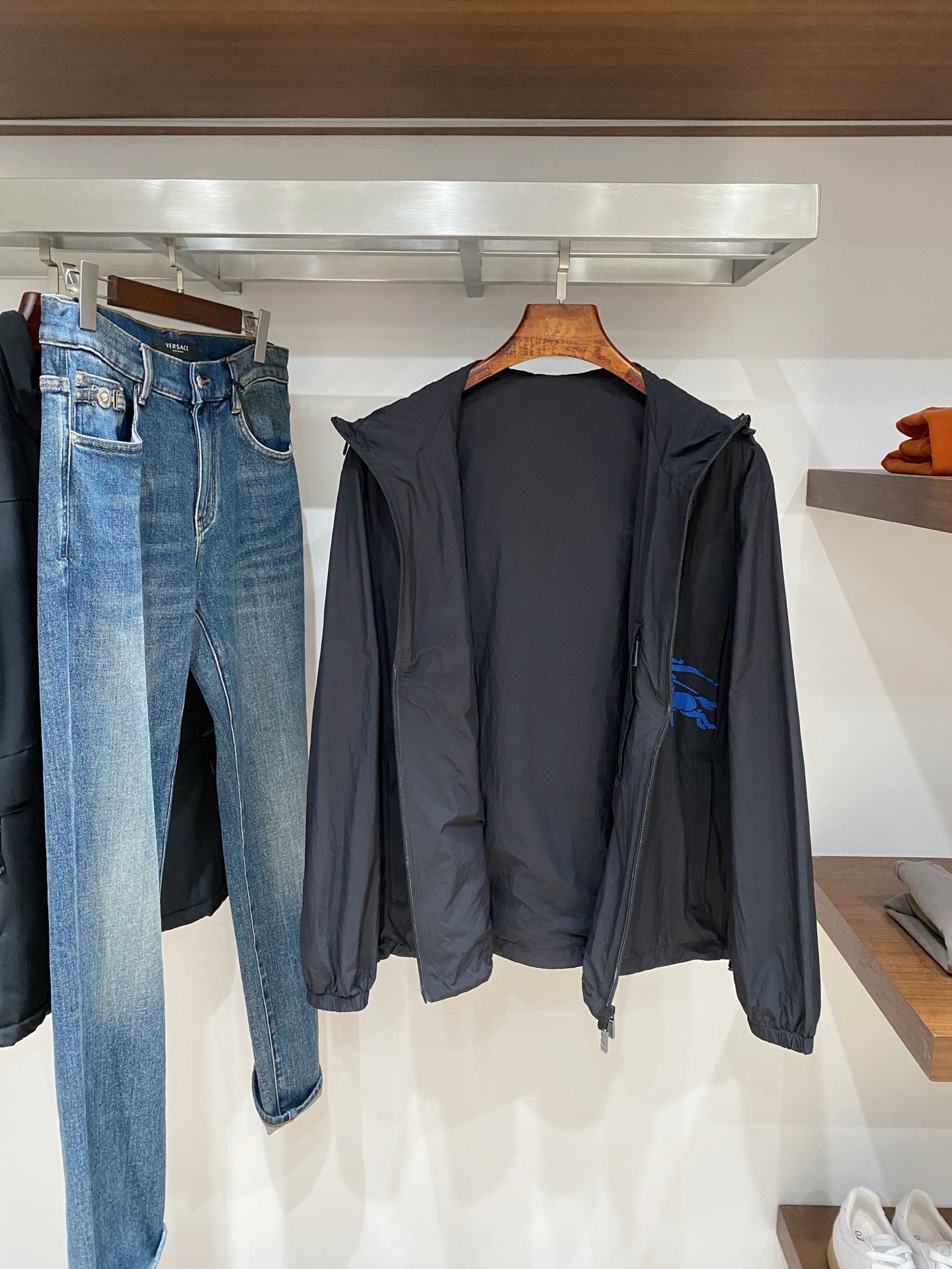 支持年后退换！巴宝莉、2025新品夹克外套，时尚帅气，简约百搭款，衣下刺绣装饰图案logo，定制原版面料