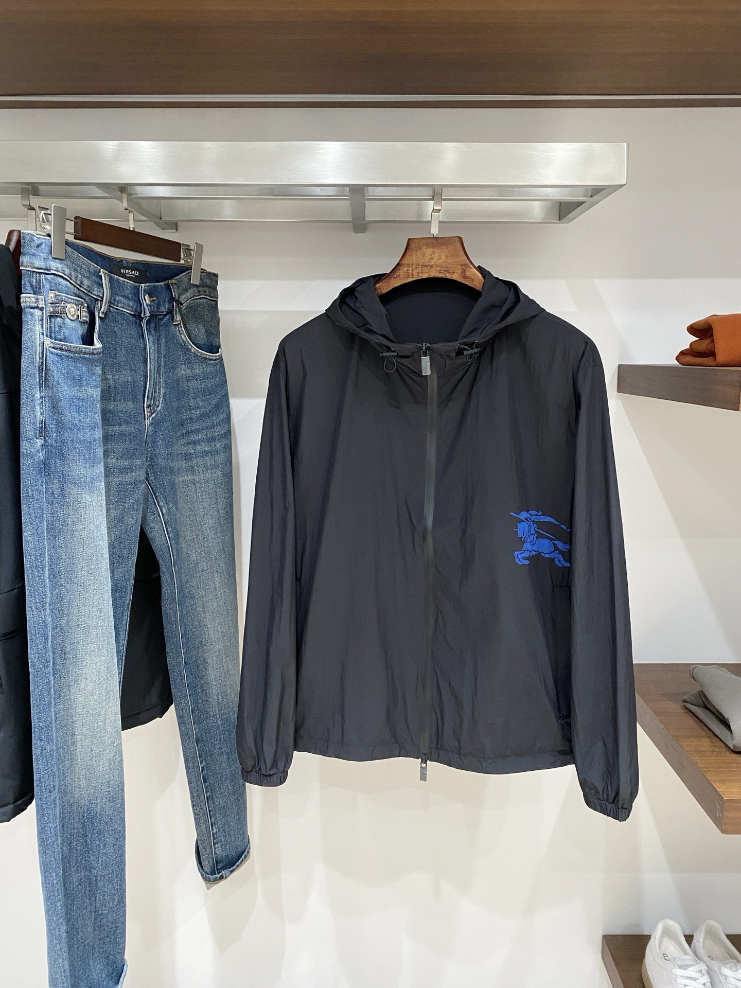 支持年后退换！巴宝莉、2025新品夹克外套，时尚帅气，简约百搭款，衣下刺绣装饰图案logo，定制原版面料