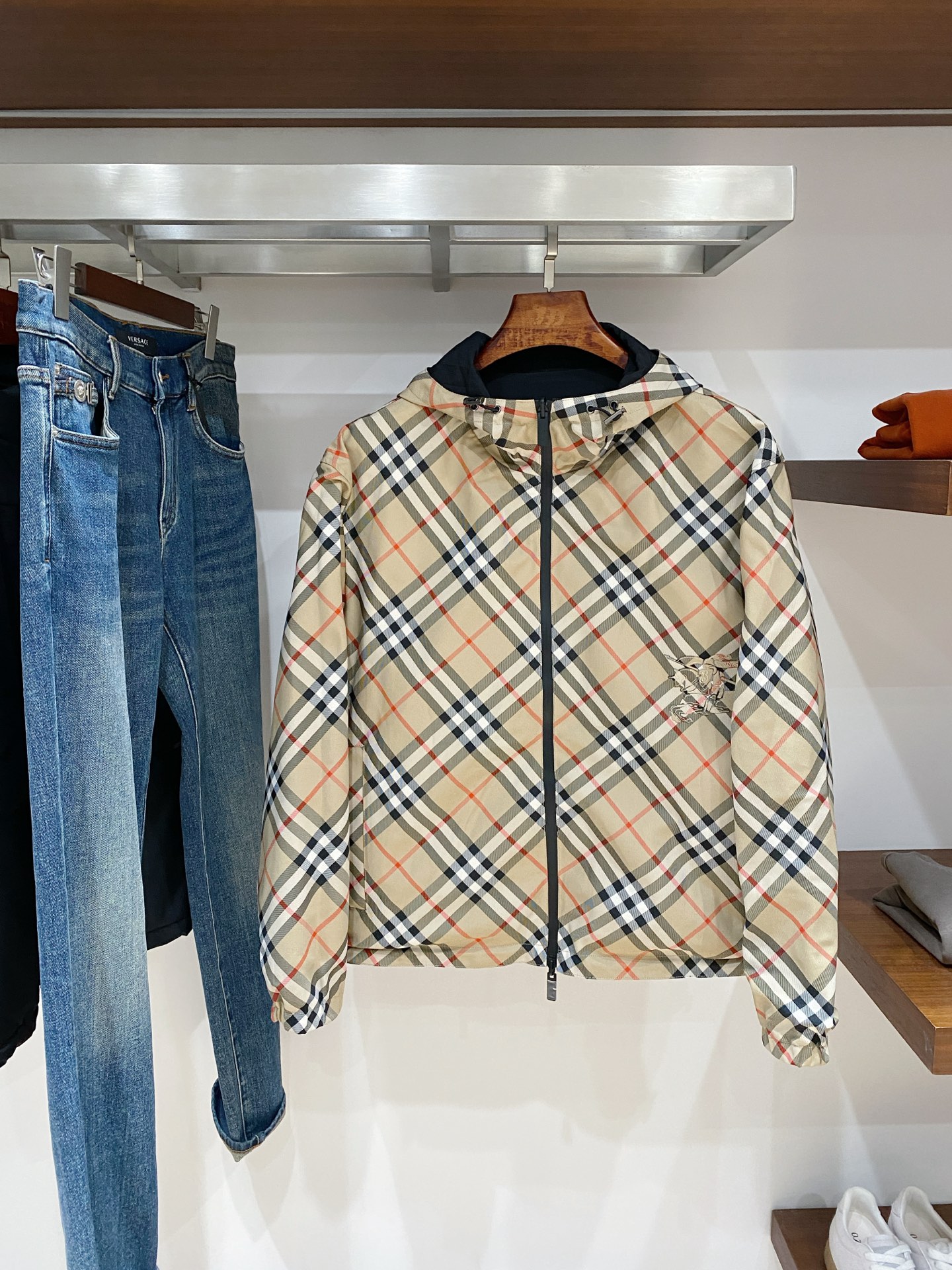 支持年后退换！巴宝莉、2025新品夹克外套，时尚帅气，简约百搭款，衣下刺绣装饰图案logo，定制原版面料