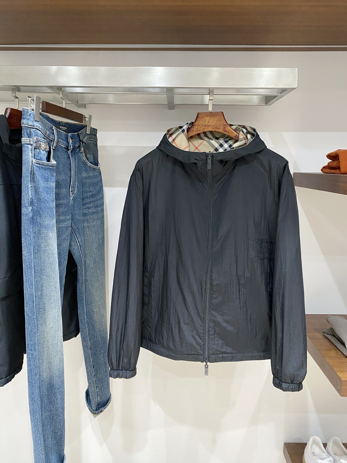 支持年后退换！巴宝莉、2025新品夹克外套，时尚帅气，简约百搭款，衣下刺绣装饰图案logo，定制原版面料