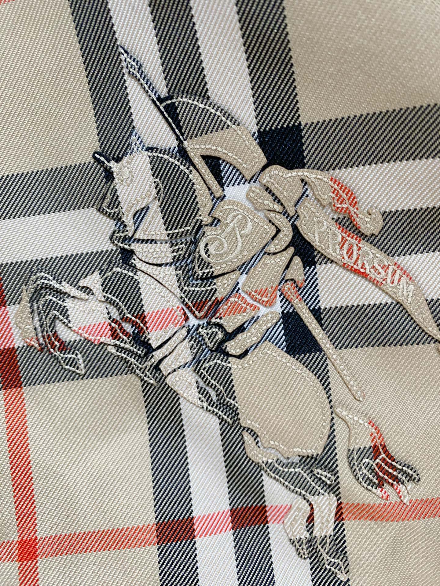 支持年后退换！巴宝莉、2025新品夹克外套，时尚帅气，简约百搭款，衣下刺绣装饰图案logo，定制原版面料