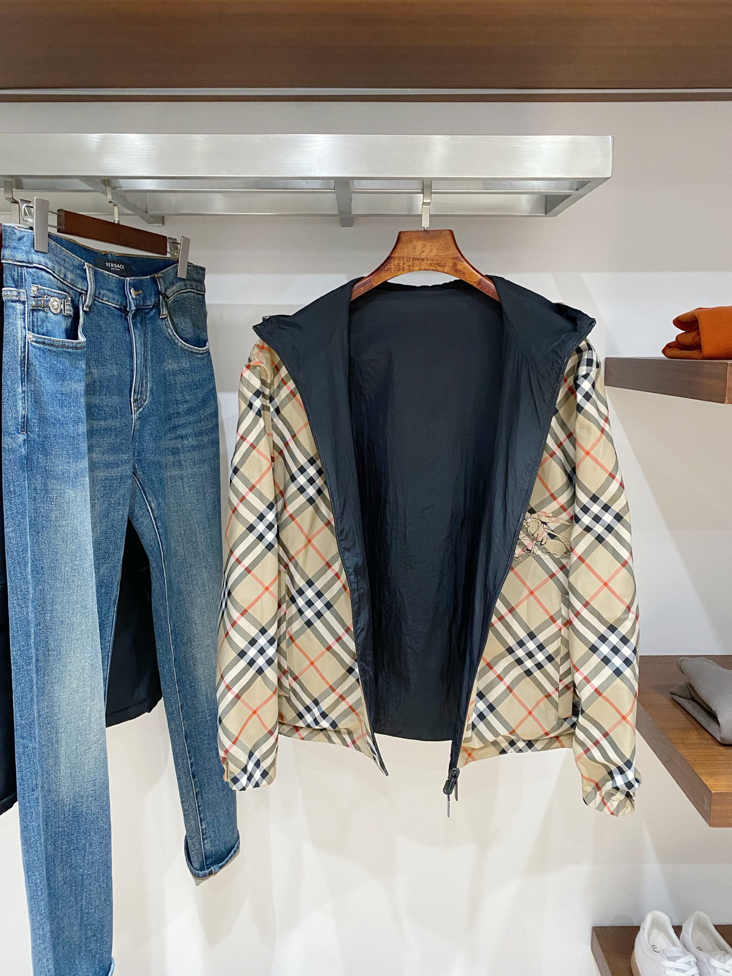 支持年后退换！巴宝莉、2025新品夹克外套，时尚帅气，简约百搭款，衣下刺绣装饰图案logo，定制原版面料