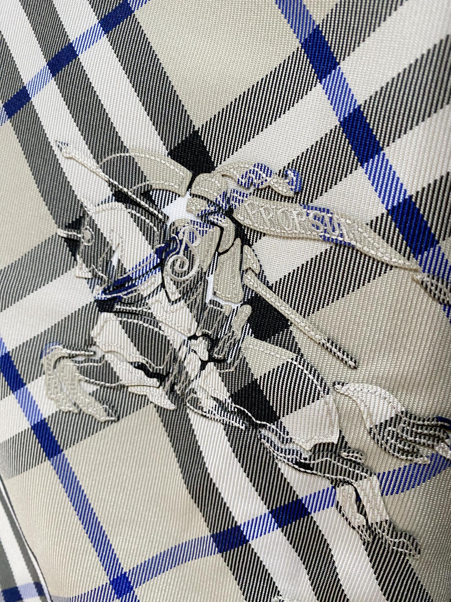 支持年后退换！巴宝莉、2025新品夹克外套，时尚帅气，简约百搭款，衣下刺绣装饰图案logo，定制原版面料