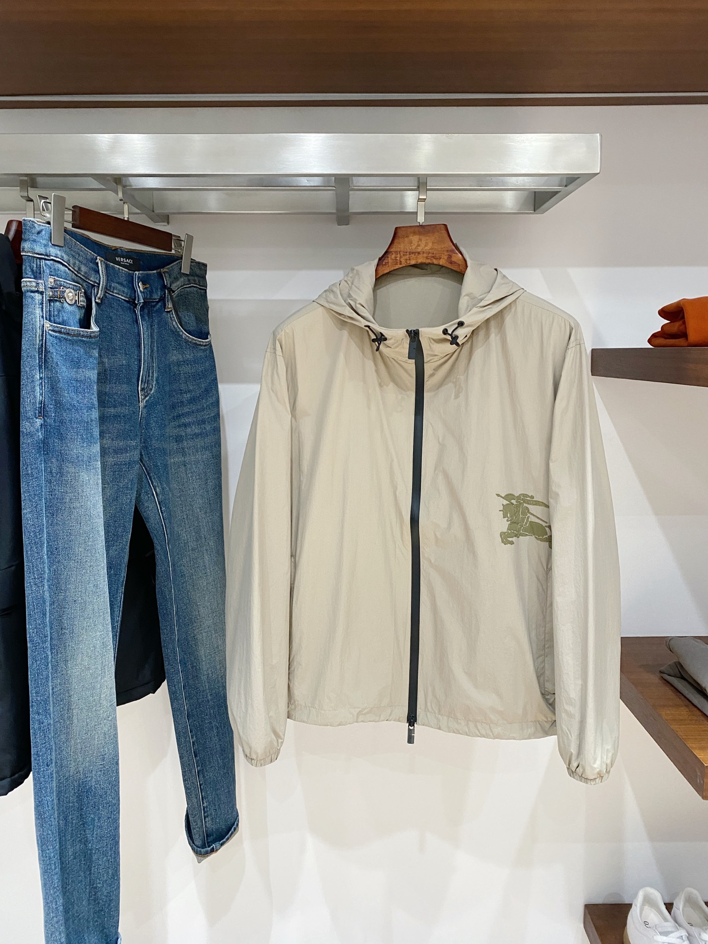 支持年后退换！巴宝莉、2025新品夹克外套，时尚帅气，简约百搭款，衣下刺绣装饰图案logo，定制原版面料