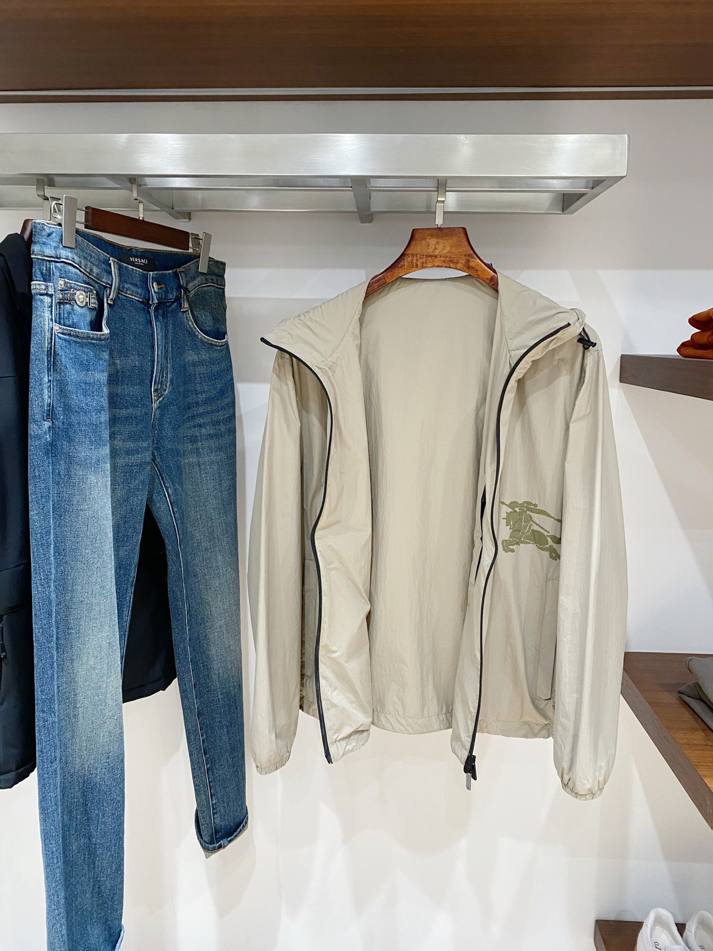 支持年后退换！巴宝莉、2025新品夹克外套，时尚帅气，简约百搭款，衣下刺绣装饰图案logo，定制原版面料