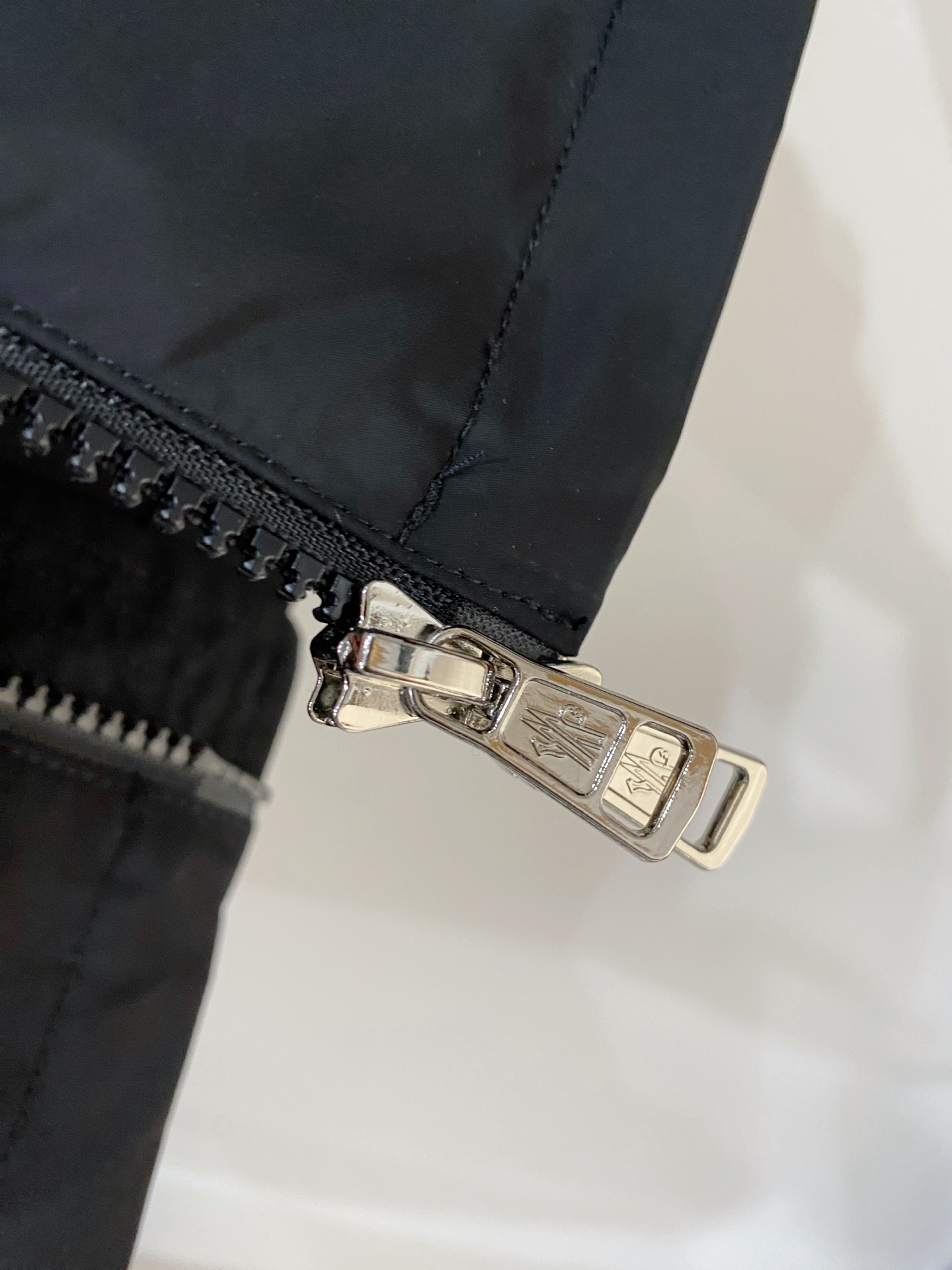 支持年后退换！蒙口、2025新品夹克外套，时尚帅气，简约百搭款，袖口刺绣装饰图案logo，定制原版面料，