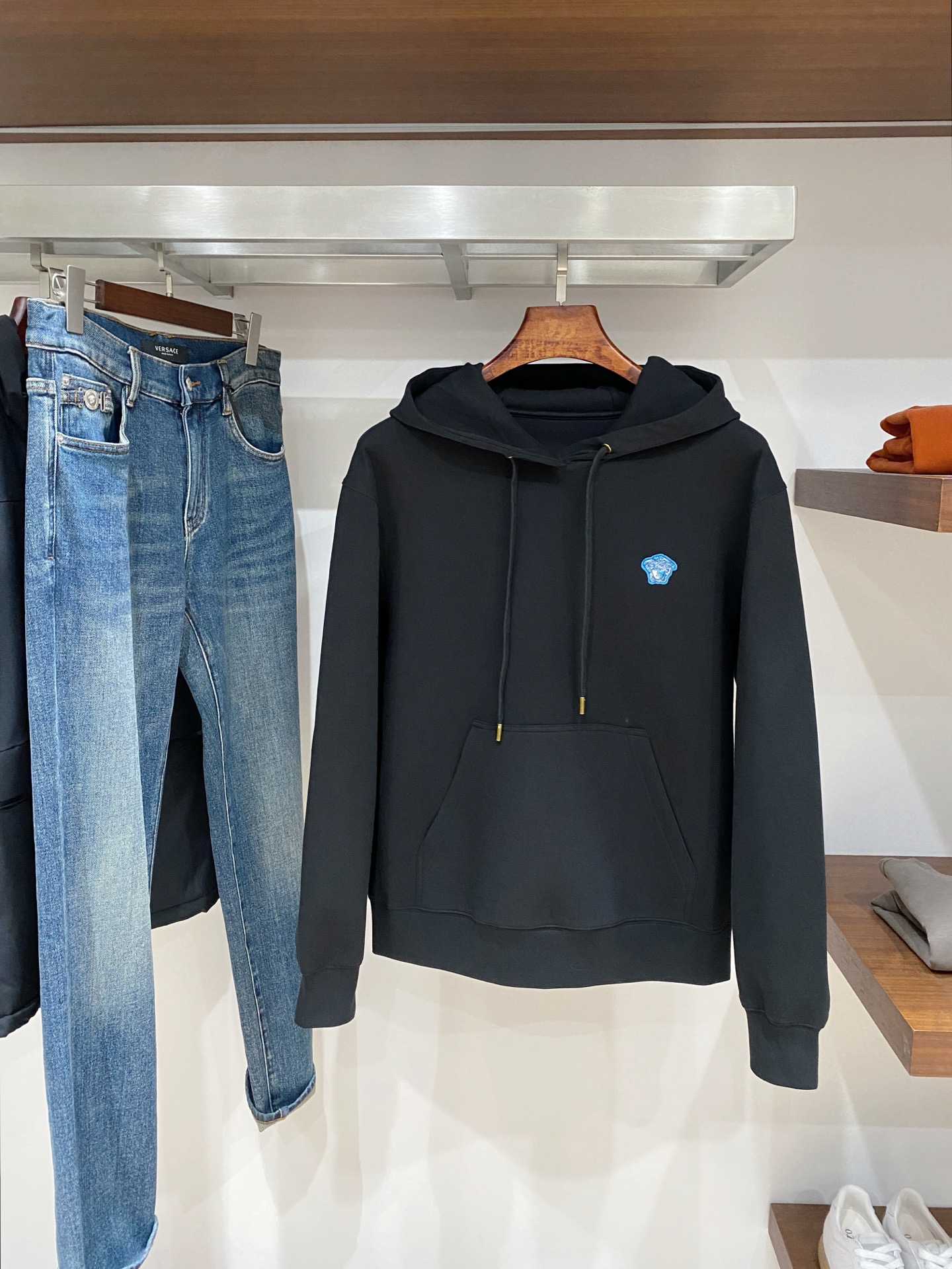 支持年后退换！范思哲、2025新品卫衣，帅气时尚，胸前刺绣装饰图案logo，简约百搭款。面料棉 不仅挺括