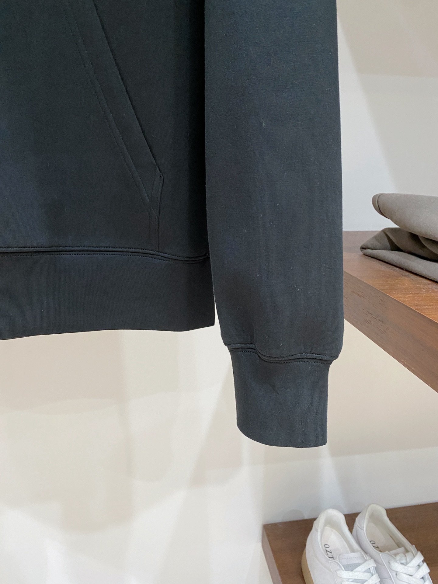 支持年后退换！范思哲、2025新品卫衣，帅气时尚，胸前刺绣装饰图案logo，简约百搭款。面料棉 不仅挺括