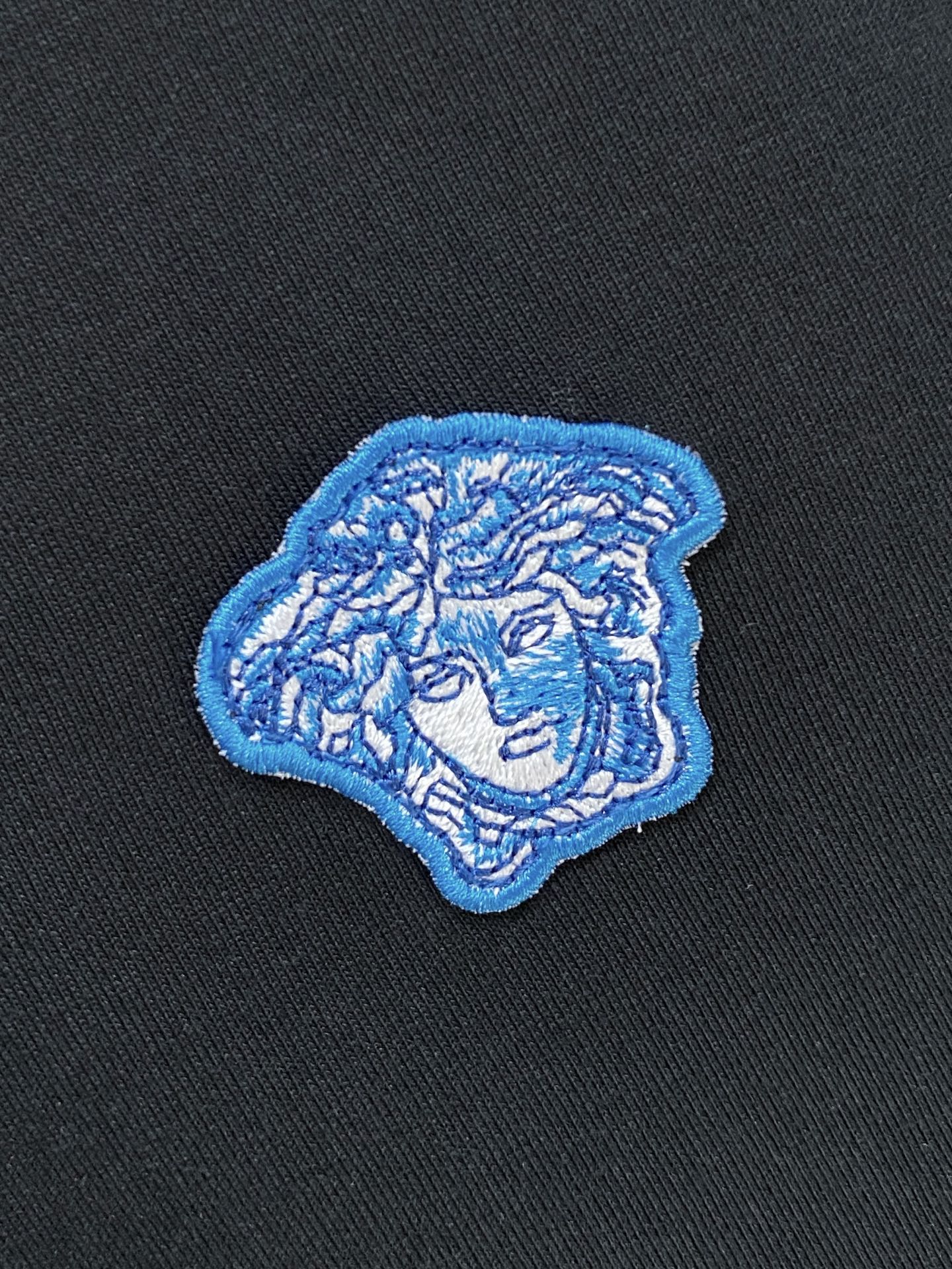 支持年后退换！范思哲、2025新品卫衣，帅气时尚，胸前刺绣装饰图案logo，简约百搭款。面料棉 不仅挺括