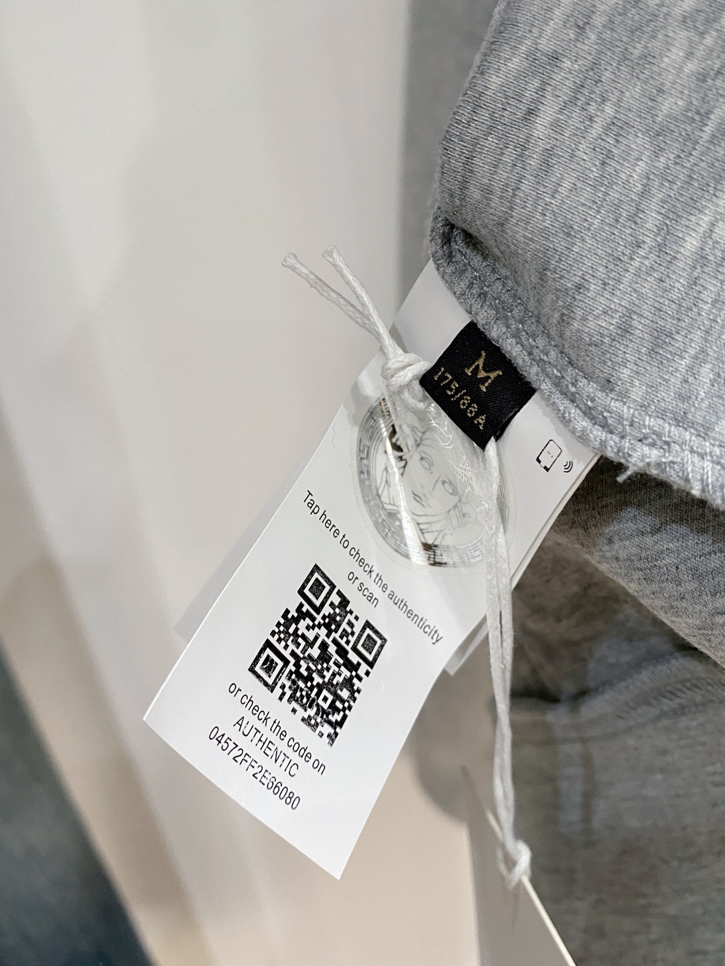 支持年后退换！范思哲、2025新品卫衣，帅气时尚，胸前刺绣装饰图案logo，简约百搭款。面料棉 不仅挺括