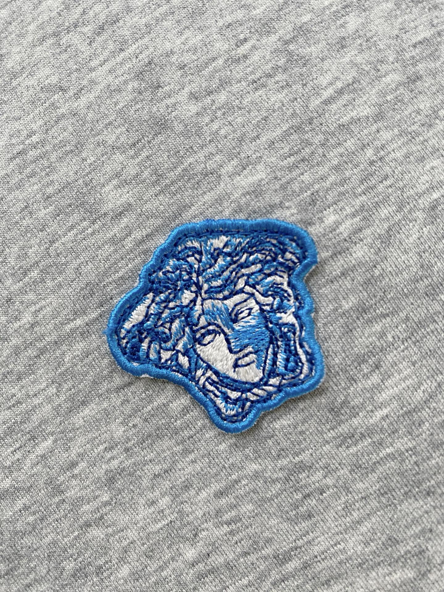 支持年后退换！范思哲、2025新品卫衣，帅气时尚，胸前刺绣装饰图案logo，简约百搭款。面料棉 不仅挺括