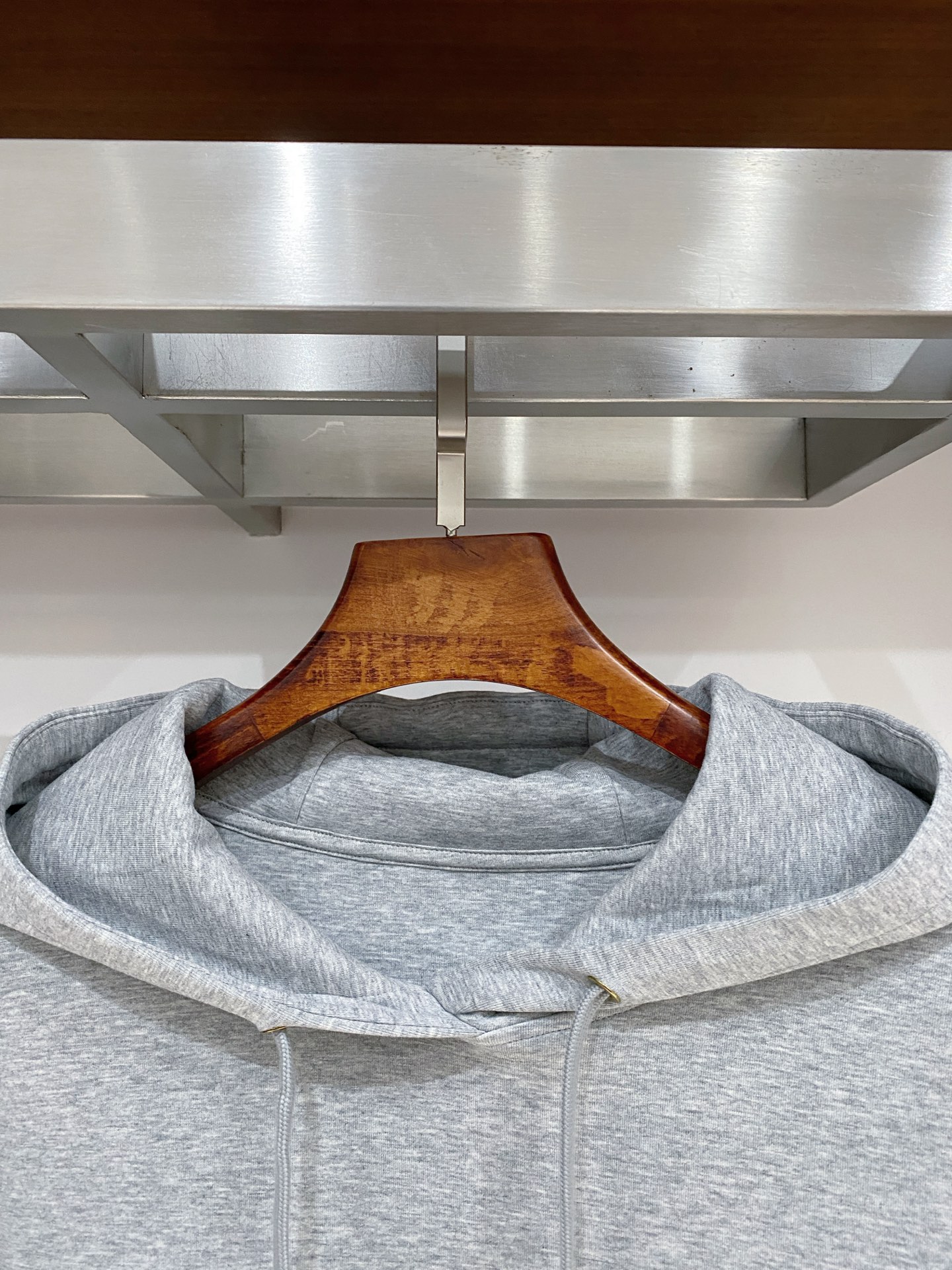 支持年后退换！范思哲、2025新品卫衣，帅气时尚，胸前刺绣装饰图案logo，简约百搭款。面料棉 不仅挺括