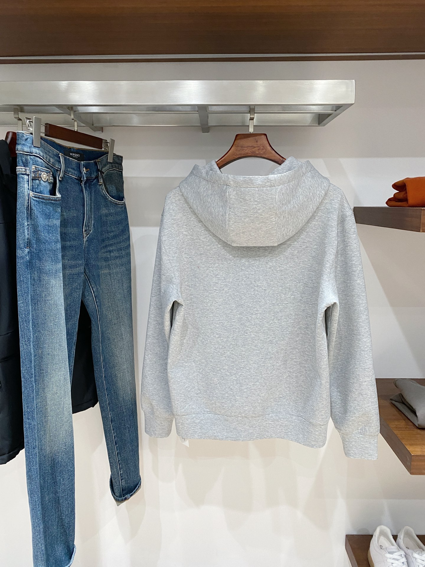 支持年后退换！范思哲、2025新品卫衣，帅气时尚，胸前刺绣装饰图案logo，简约百搭款。面料棉 不仅挺括