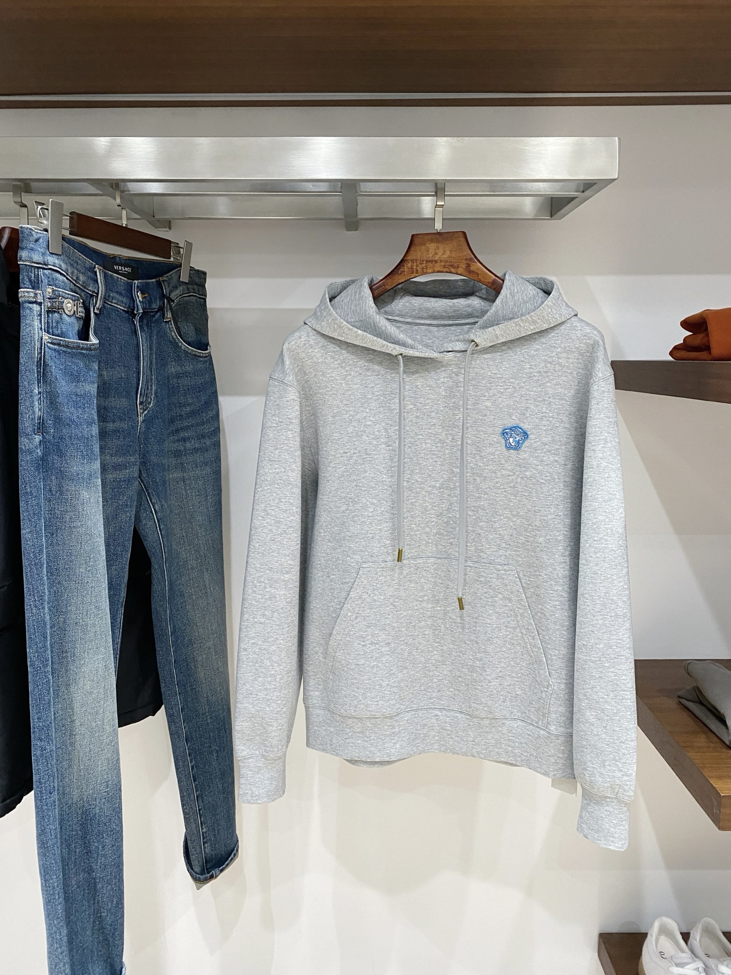 支持年后退换！范思哲、2025新品卫衣，帅气时尚，胸前刺绣装饰图案logo，简约百搭款。面料棉 不仅挺括