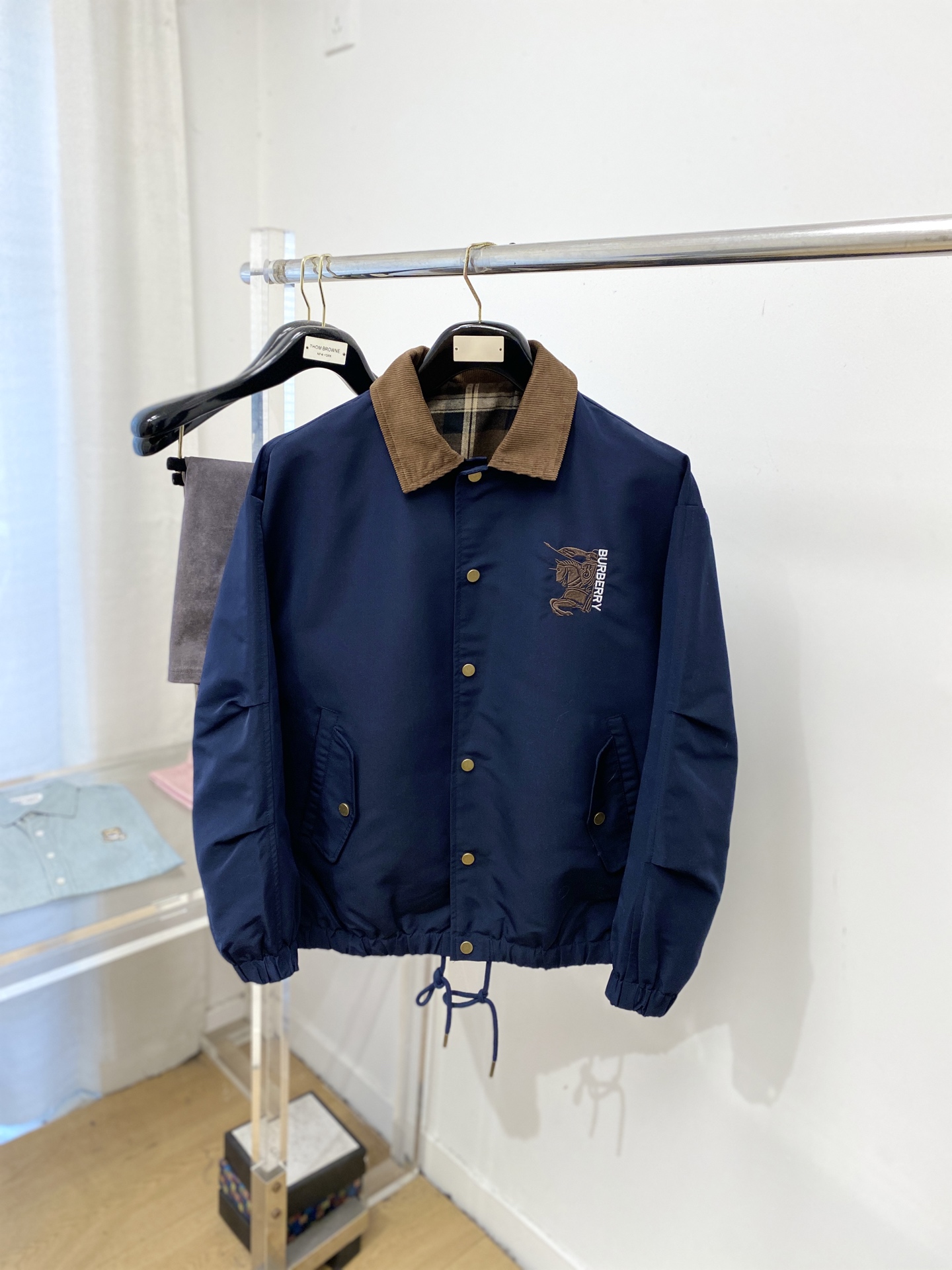 NO:730391,Support replacement after the year!  Burberry, 2025 new jacket, fashionable and handsome, simple and versatile style, exquisite embroidery pattern letter logo on the chest, customized original fabric, not only stiff and maintain the trendy silhouette, but also comfortable to wear, the yarn is more delicate, size M-3XL,,burberry,jackets & coats,jackets & coats,19860909支持年后退换！巴宝莉、2025新品夹克外套,时尚帅气,简约百搭款,胸前精致刺绣图案字母logo,定制原版面料,不仅挺括,保持潮流的廓形,又穿着舒适,纱织更细腻,码数M-3XL,,burberry,jackets & coats,jackets & coats,,Men's clothing