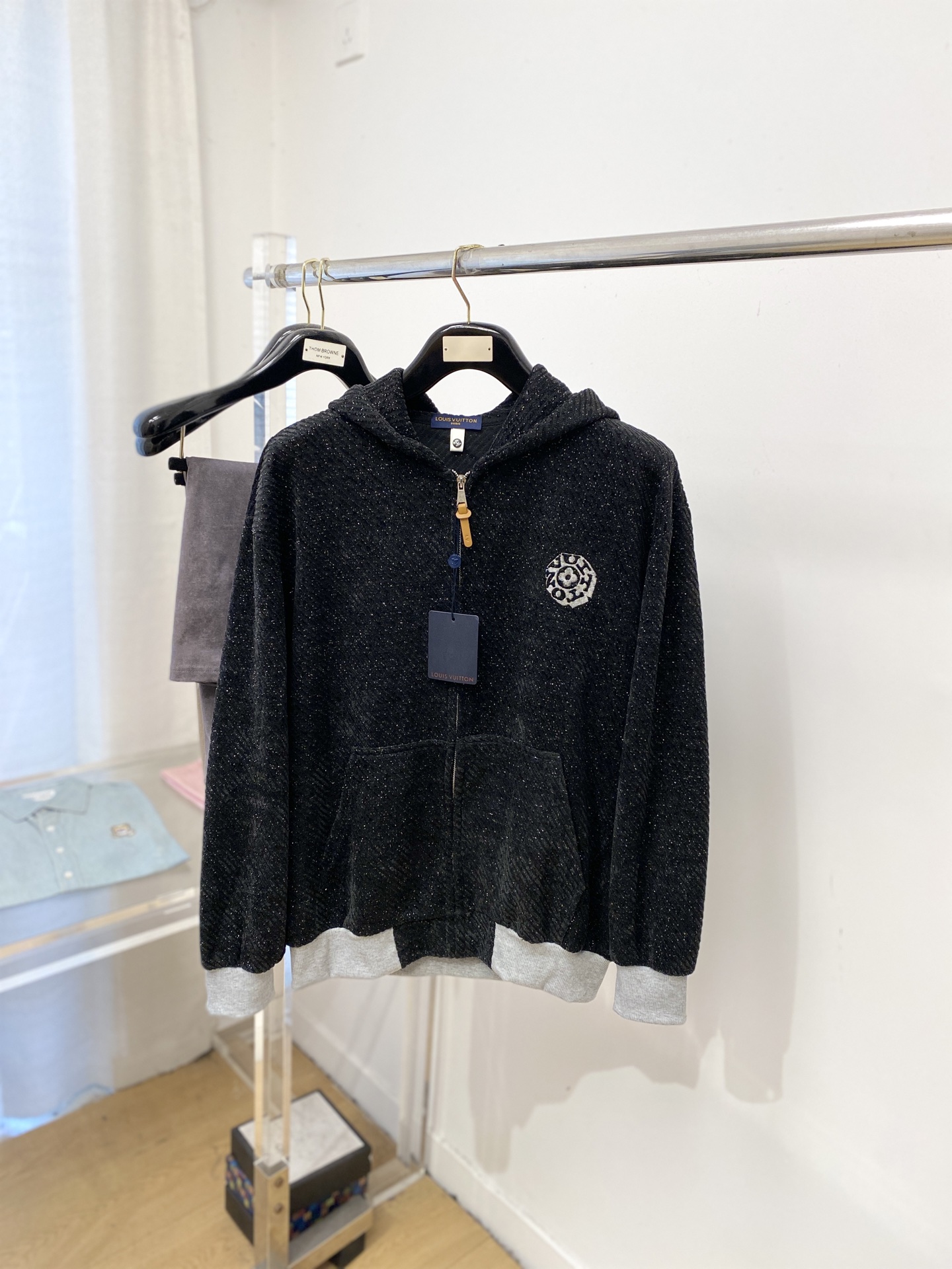 NO:730385,Support replacement after the year!  Louis Vuitton, 2025 new sweatshirt jacket, fashionable and handsome, simple and versatile, exquisite embroidery pattern letter logo on the chest, customized original fabric, not only stiff and maintain the trendy silhouette, but also comfortable to wear, the yarn is more delicate, size M-3XL,, Louis Vuitton, hoodie, sweatshirts, jackets & coats,19860909支持年后退换！路易威登、2025新品卫衣外套,时尚帅气,简约百搭款,胸前精致刺绣图案字母logo,定制原版面料,不仅挺括,保持潮流的廓形,又穿着舒适,纱织更细腻,码数M-3XL,,louis vuitton,hoodie,sweatshirts,jackets & coats,,Men's clothing