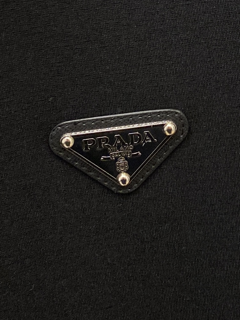 🌾退换！普拉达、2025最新品，时尚休闲套装，顶级原版面料打造，穿着舒适，吸湿性透气性都非常良好，色牢度