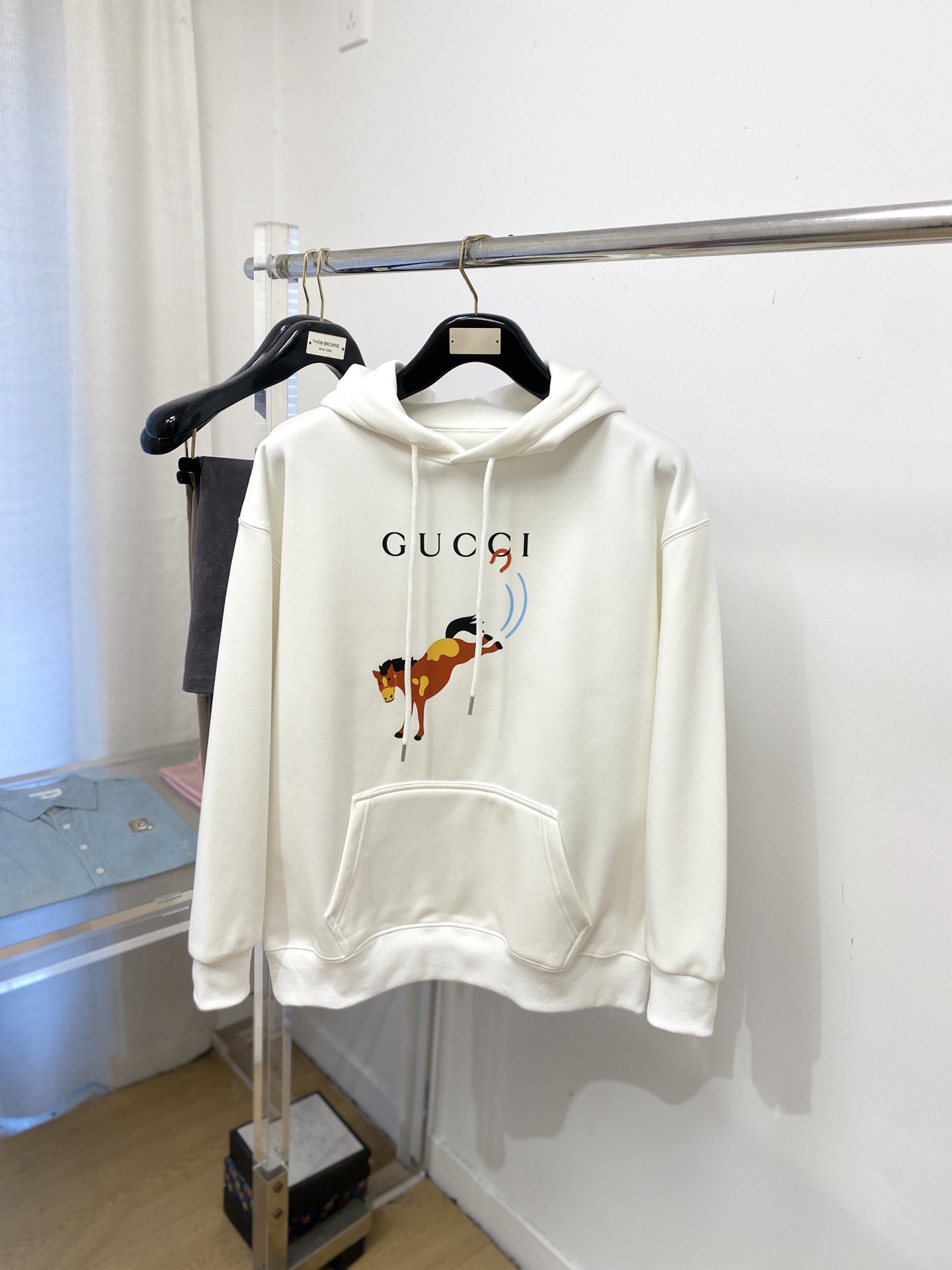 NO:735313,Gucci, 2026 new sweatshirt, handsome and fashionable, top-notch printed letter logo on the chest, simple and versatile. The fabric cotton is not only crisp and maintains the trendy silhouette, but also comfortable to wear, and the yarn is more delicate. Size S-4XL,, hoodie, sweatshirts,19860909古奇、2026新品卫衣,帅气时尚,胸前顶级印花图案字母logo,简约百搭款.面料棉 不仅挺括,保持潮流的廓形,又穿着舒适,纱织更细腻,码数S-4XL,,hoodie,sweatshirts,,Men's clothing