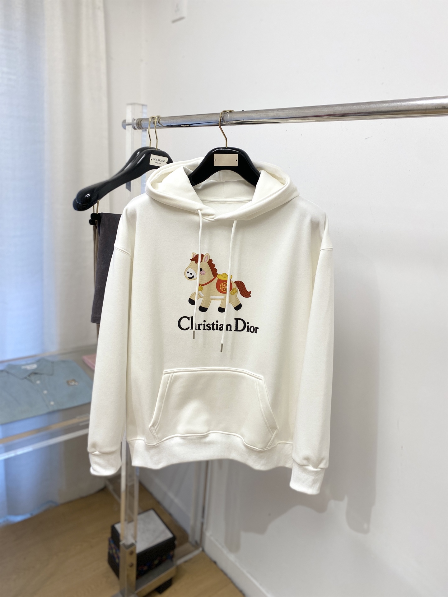 NO:735318,Dior, 2026 new sweatshirt, handsome and fashionable, exquisite embroidery pattern letter logo on the chest, simple and versatile. The fabric cotton is not only crisp and maintains the trendy silhouette, but also comfortable to wear, the yarn is more delicate, the size is S-4XL,, dior, hoodie, sweatshirts,19860909迪奥、2026新品卫衣,帅气时尚,胸前精致刺绣图案字母logo,简约百搭款.面料棉 不仅挺括,保持潮流的廓形,又穿着舒适,纱织更细腻,码数S-4XL,,dior,hoodie,sweatshirts,,Men's clothing