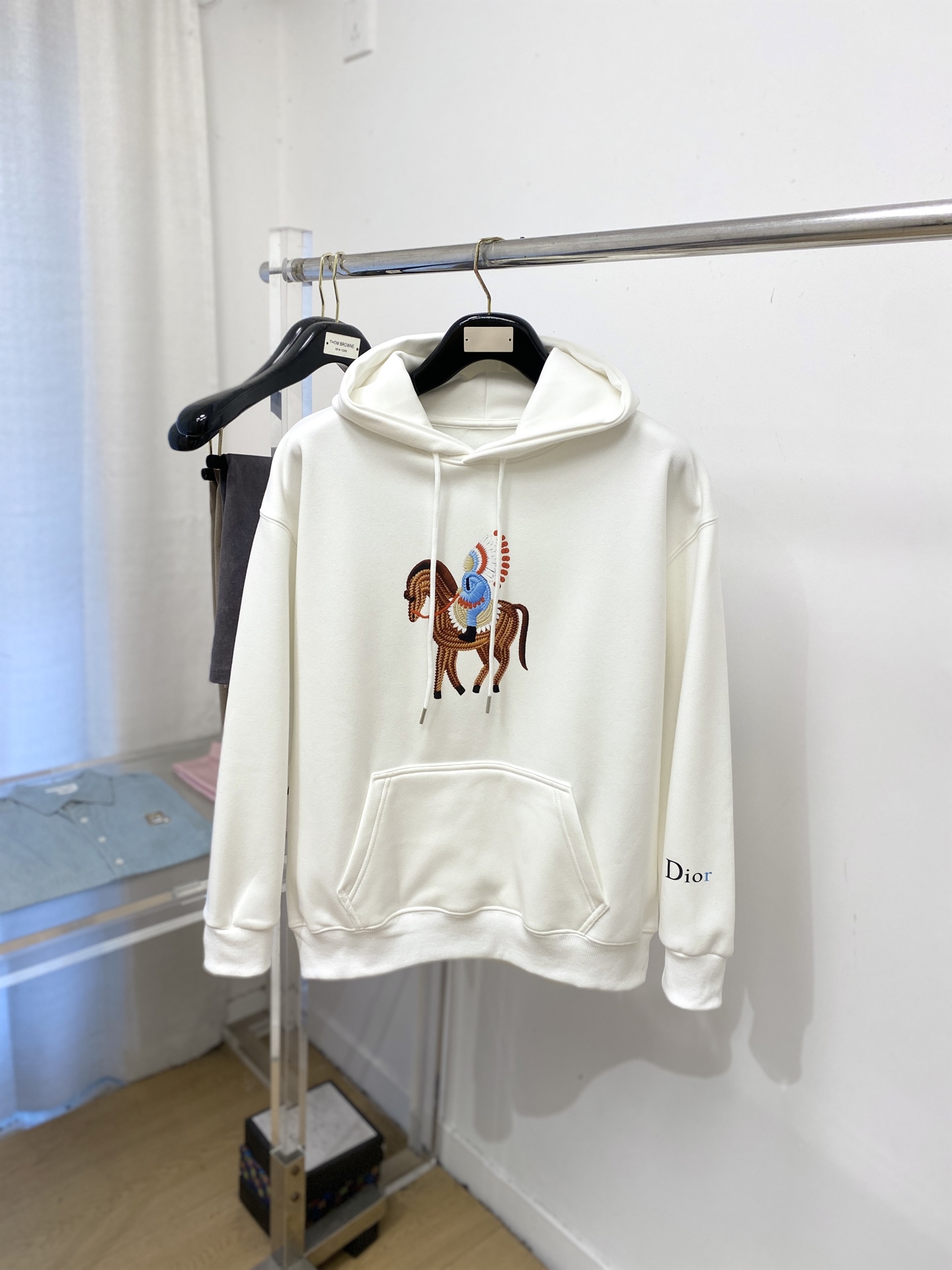 NO:735321,Dior, 2026 new sweatshirt, handsome and fashionable, top-notch printed logo on the chest, simple and versatile. The fabric cotton is not only crisp and maintains the trendy silhouette, but also comfortable to wear, and the yarn is more delicate. Size S-4XL, dior, hoodie, sweatshirts,19860909迪奥、2026新品卫衣,帅气时尚,胸前顶级印花图案logo,简约百搭款.面料棉 不仅挺括,保持潮流的廓形,又穿着舒适,纱织更细腻,码数S-4XL,,dior,hoodie,sweatshirts,,Men's clothing