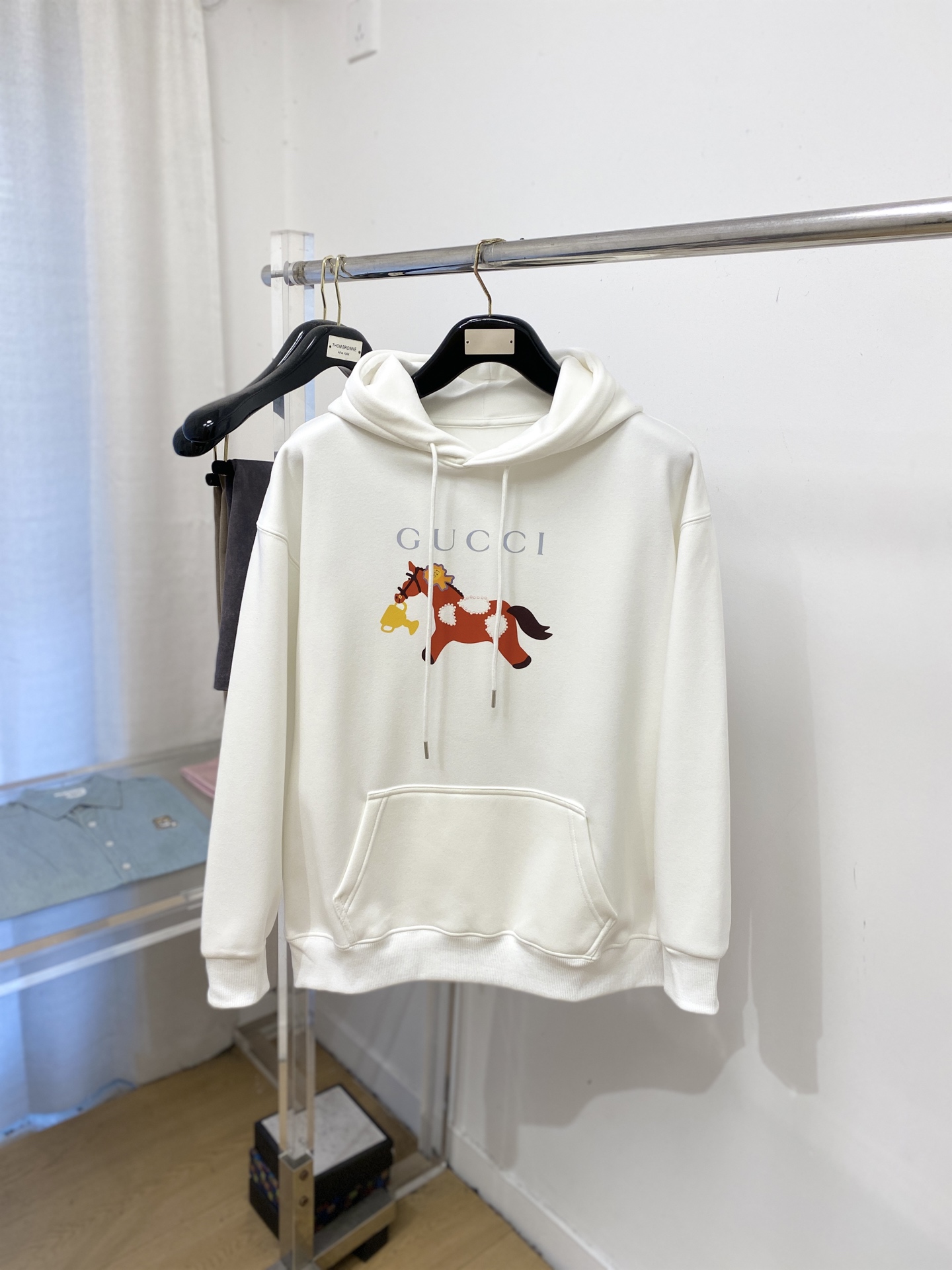 NO:735324,Gucci, 2026 new sweatshirt, handsome and fashionable, top-notch printed letter pattern logo on the chest, simple and versatile. The fabric cotton is not only crisp and maintains the trendy silhouette, but also comfortable to wear, and the yarn is more delicate. Size S-4XL,, hoodie, sweatshirts,19860909古奇、2026新品卫衣,帅气时尚,胸前顶级印花字母图案logo,简约百搭款.面料棉 不仅挺括,保持潮流的廓形,又穿着舒适,纱织更细腻,码数S-4XL,,hoodie,sweatshirts,,Men's clothing