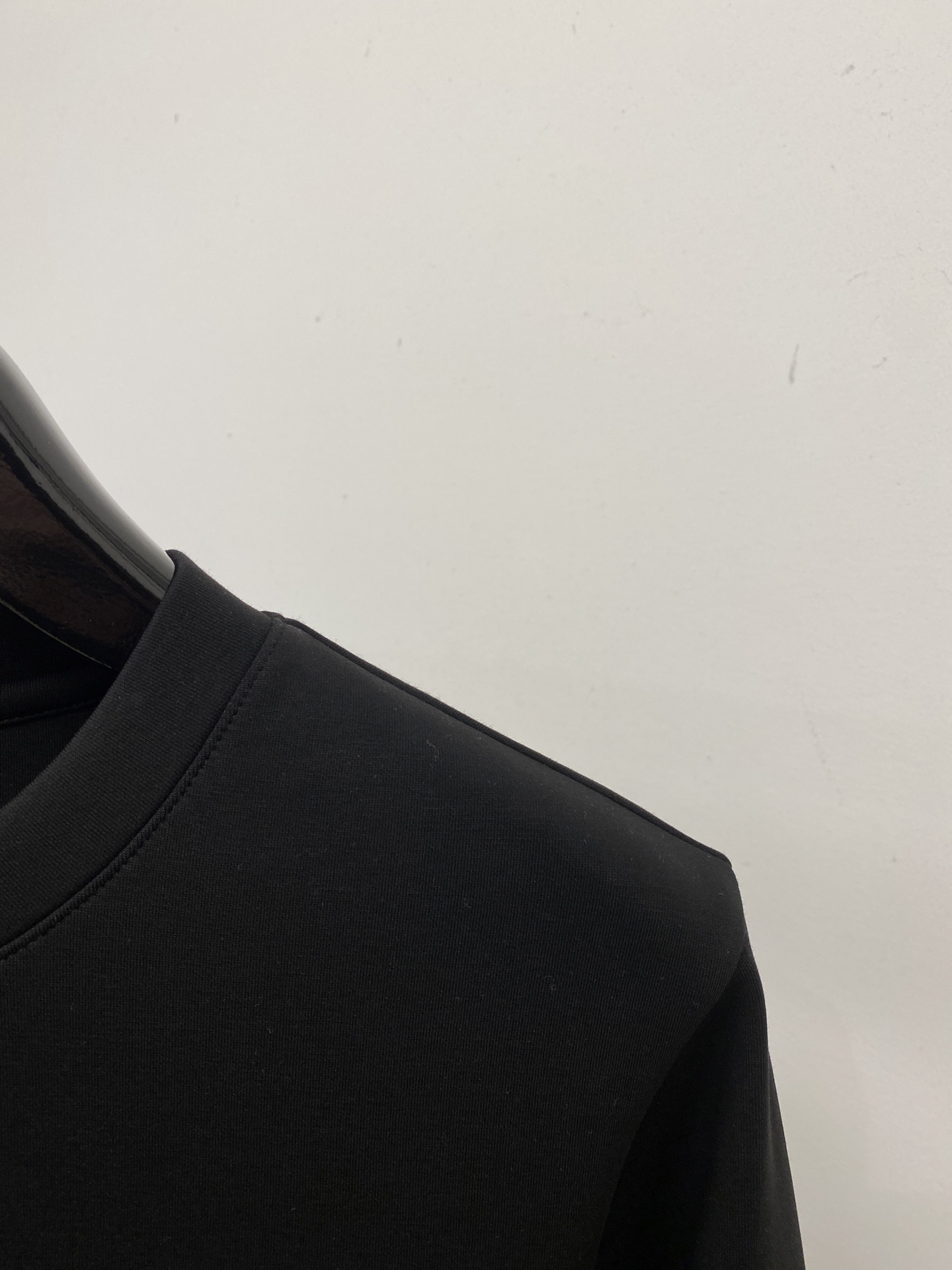 Loro Piana、2026新品长袖卫衣，时尚帅气，简约百搭款，胸前精致刺绣字母图案logo，定制原版面料，不仅挺括，