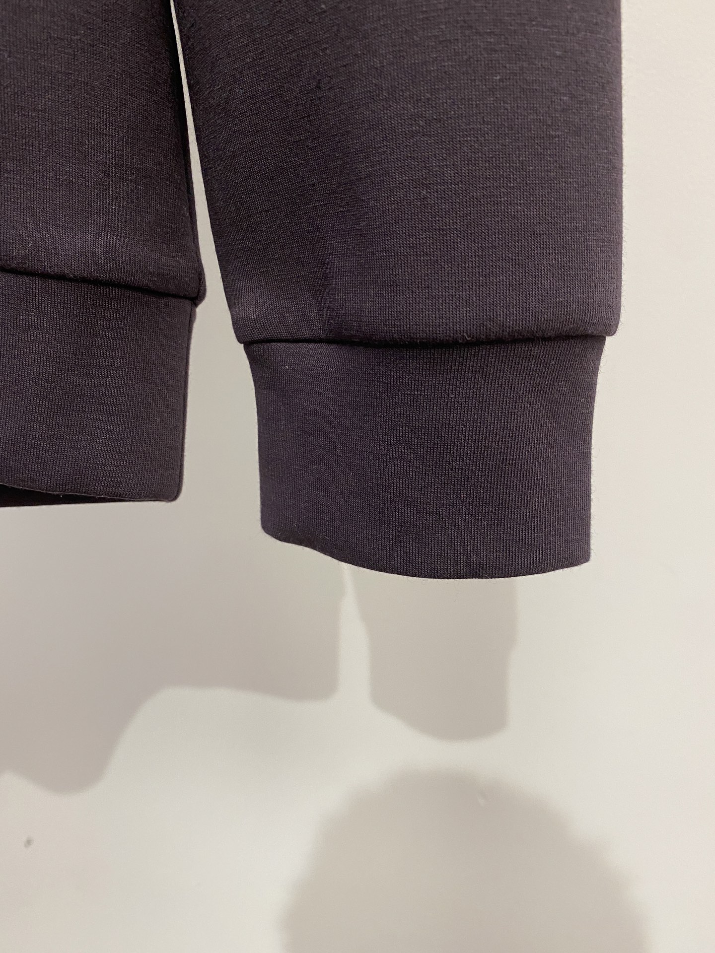 Loro Piana、2026新品长袖卫衣，时尚帅气，简约百搭款，胸前精致刺绣字母图案logo，定制原版面料，不仅挺括，