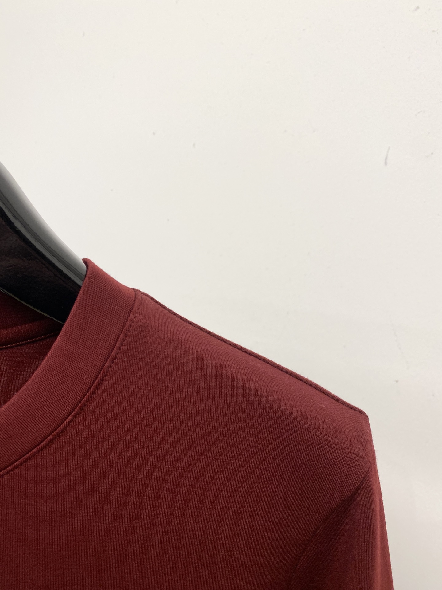 Loro Piana、2026新品长袖卫衣，时尚帅气，简约百搭款，胸前精致刺绣字母图案logo，定制原版面料，不仅挺括，