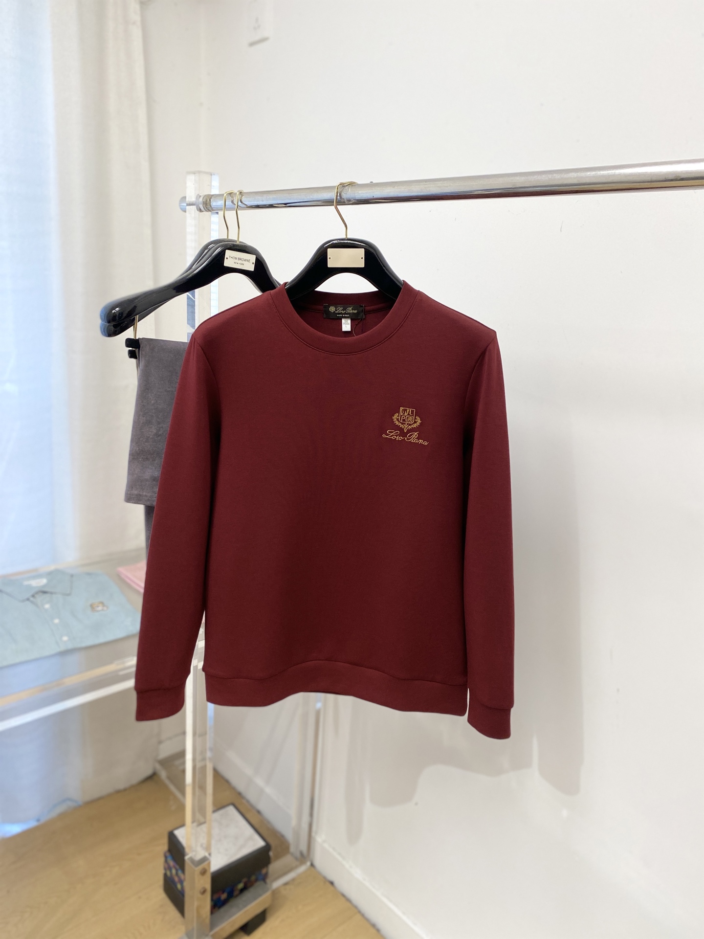 Loro Piana、2026新品长袖卫衣,时尚帅气,简约百搭款,胸前精致刺绣字母图案logo,定制原版面料,不仅挺括, Loro Piana、2026新品长袖卫衣,时尚帅气,简约百搭款,胸前精致刺绣字母图案logo,定制原版面料,不仅挺括,