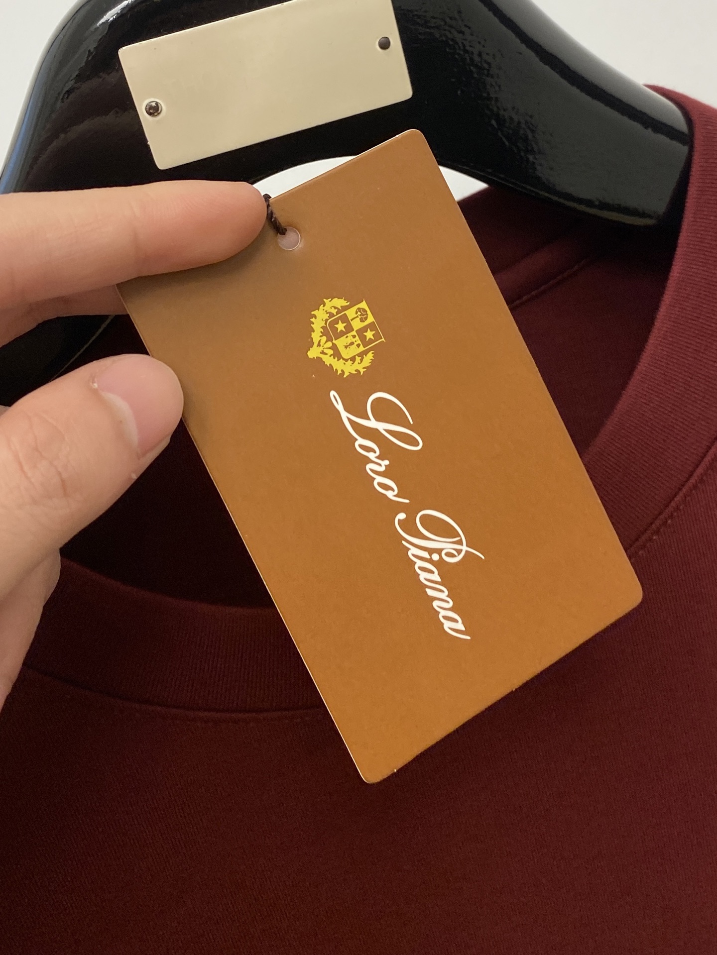 Loro Piana、2026新品长袖卫衣，时尚帅气，简约百搭款，胸前精致刺绣字母图案logo，定制原版面料，不仅挺括，