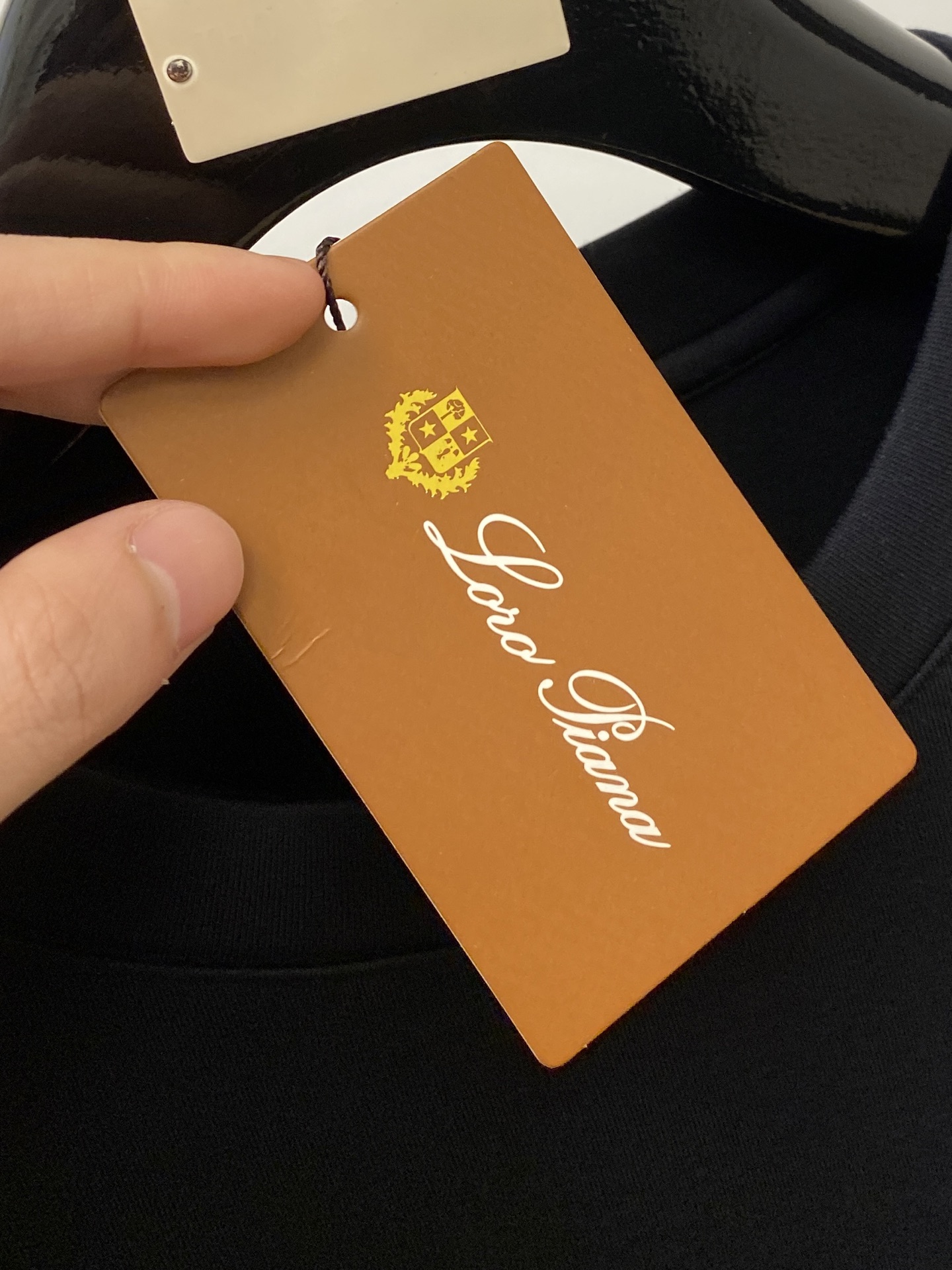 Loro Piana、2026新品长袖卫衣，时尚帅气，简约百搭款，胸前精致刺绣字母图案logo，定制原版面料，不仅挺括，