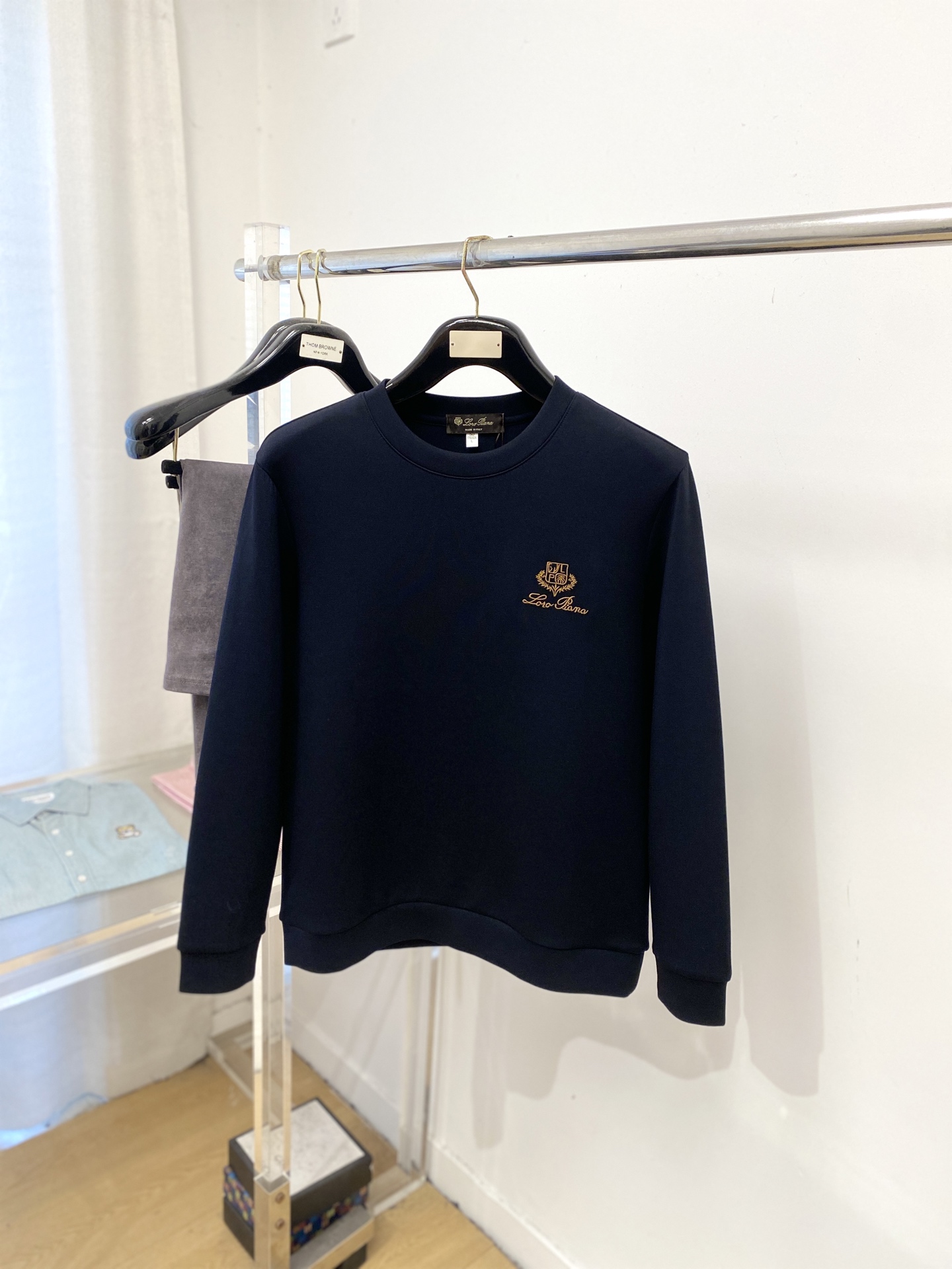 Loro Piana、2026新品长袖卫衣,时尚帅气,简约百搭款,胸前精致刺绣字母图案logo,定制原版面料,不仅挺括, Loro Piana、2026新品长袖卫衣,时尚帅气,简约百搭款,胸前精致刺绣字母图案logo,定制原版面料,不仅挺括,
