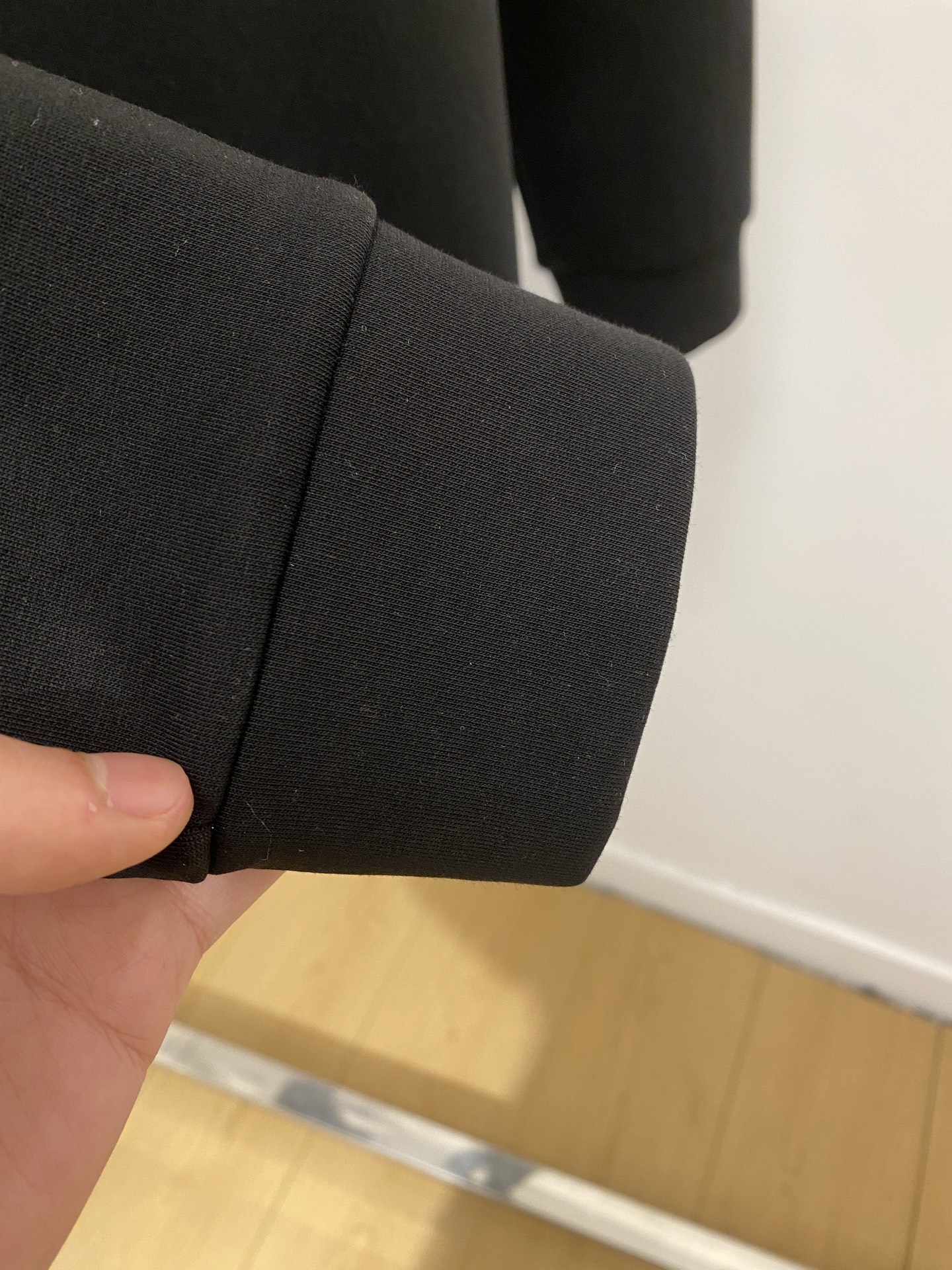 Loro Piana、2026新品长袖卫衣，时尚帅气，简约百搭款，胸前精致刺绣字母图案logo，定制原版面料，不仅挺括，