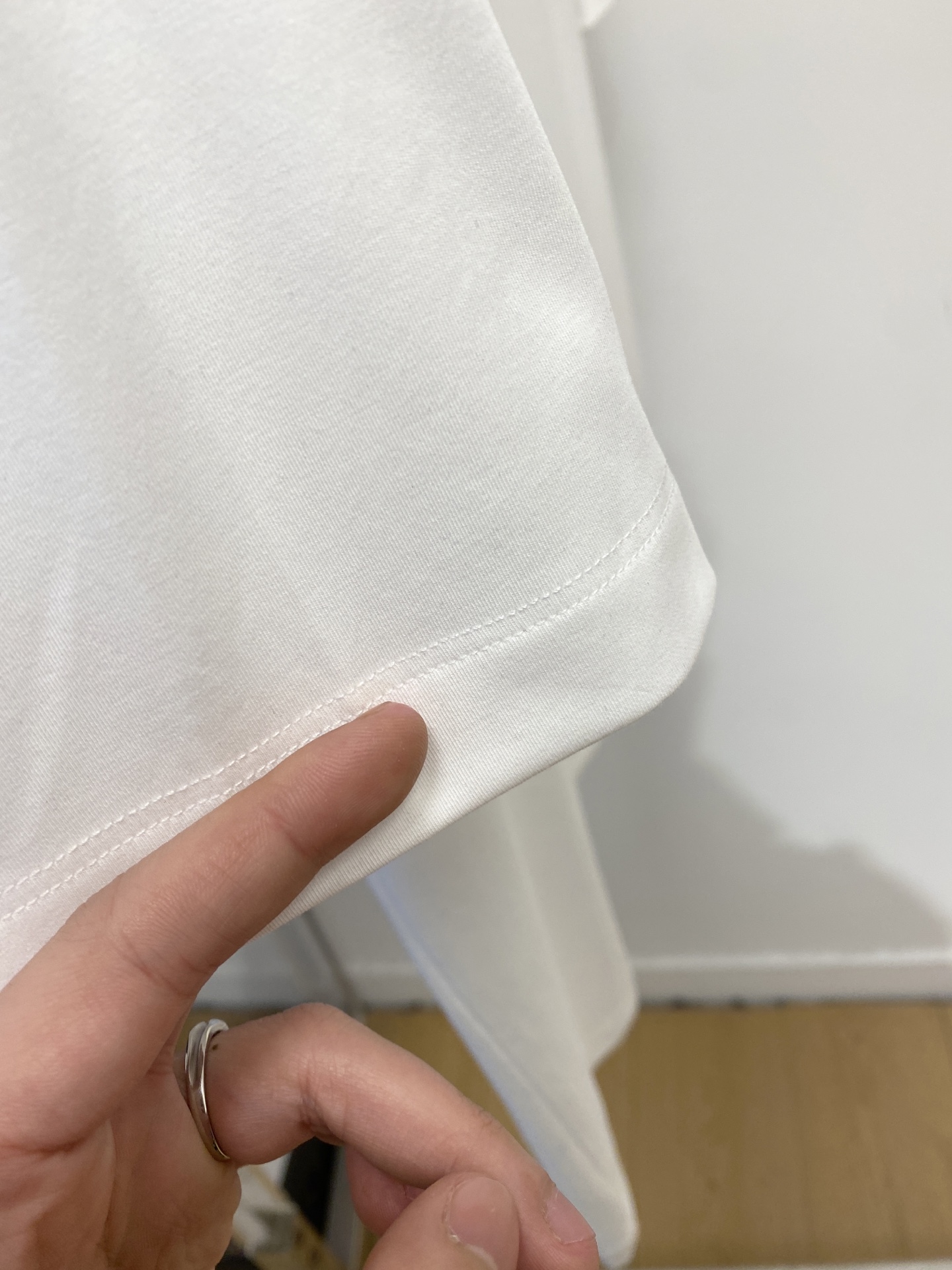 Loro Piana、2026新品短袖T恤，帅气时尚，简约百搭款。衣下精致刺绣字母Logo，面料棉 不仅