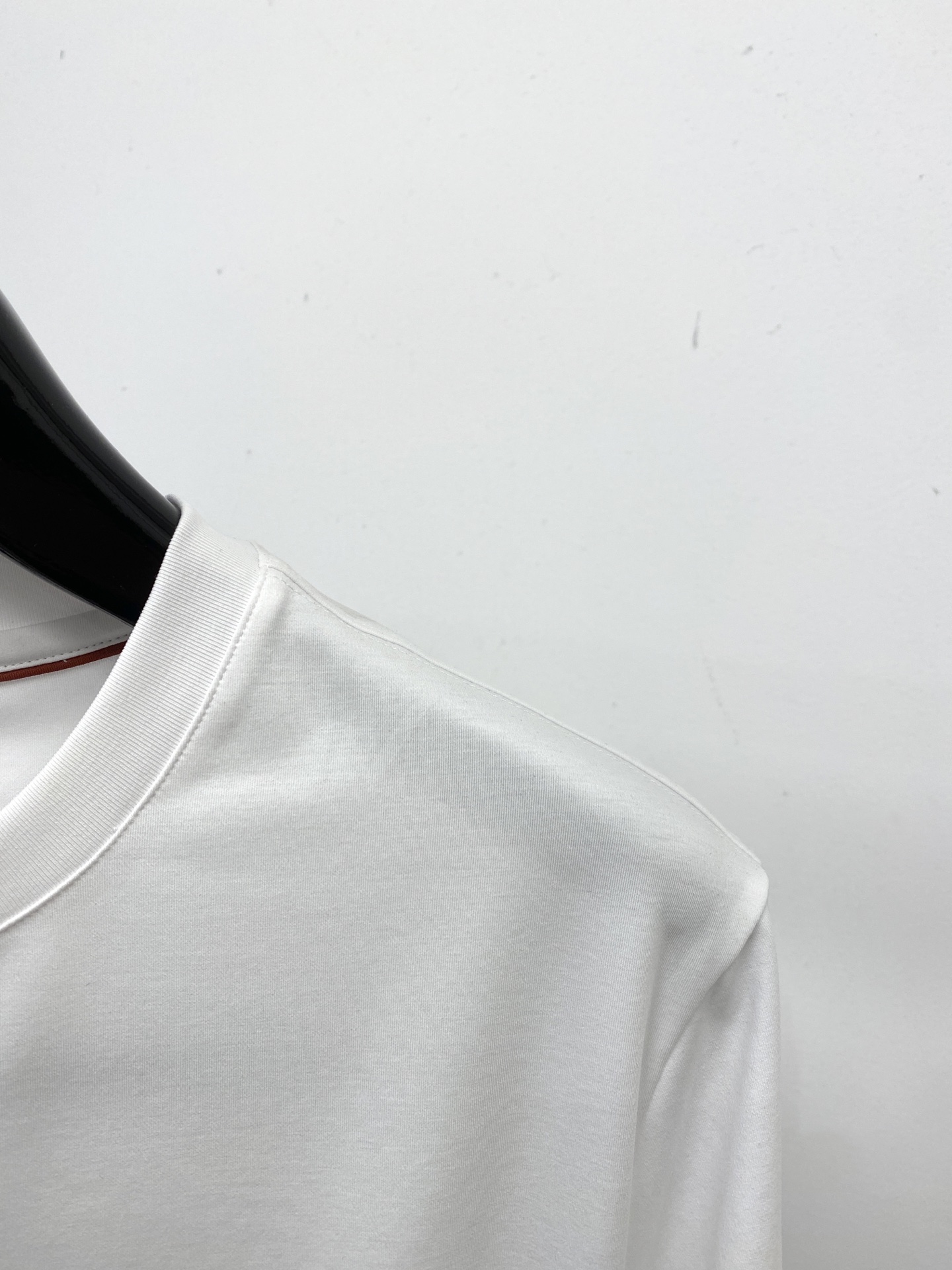 Loro Piana、2026新品短袖T恤，帅气时尚，简约百搭款。衣下精致刺绣字母Logo，面料棉 不仅