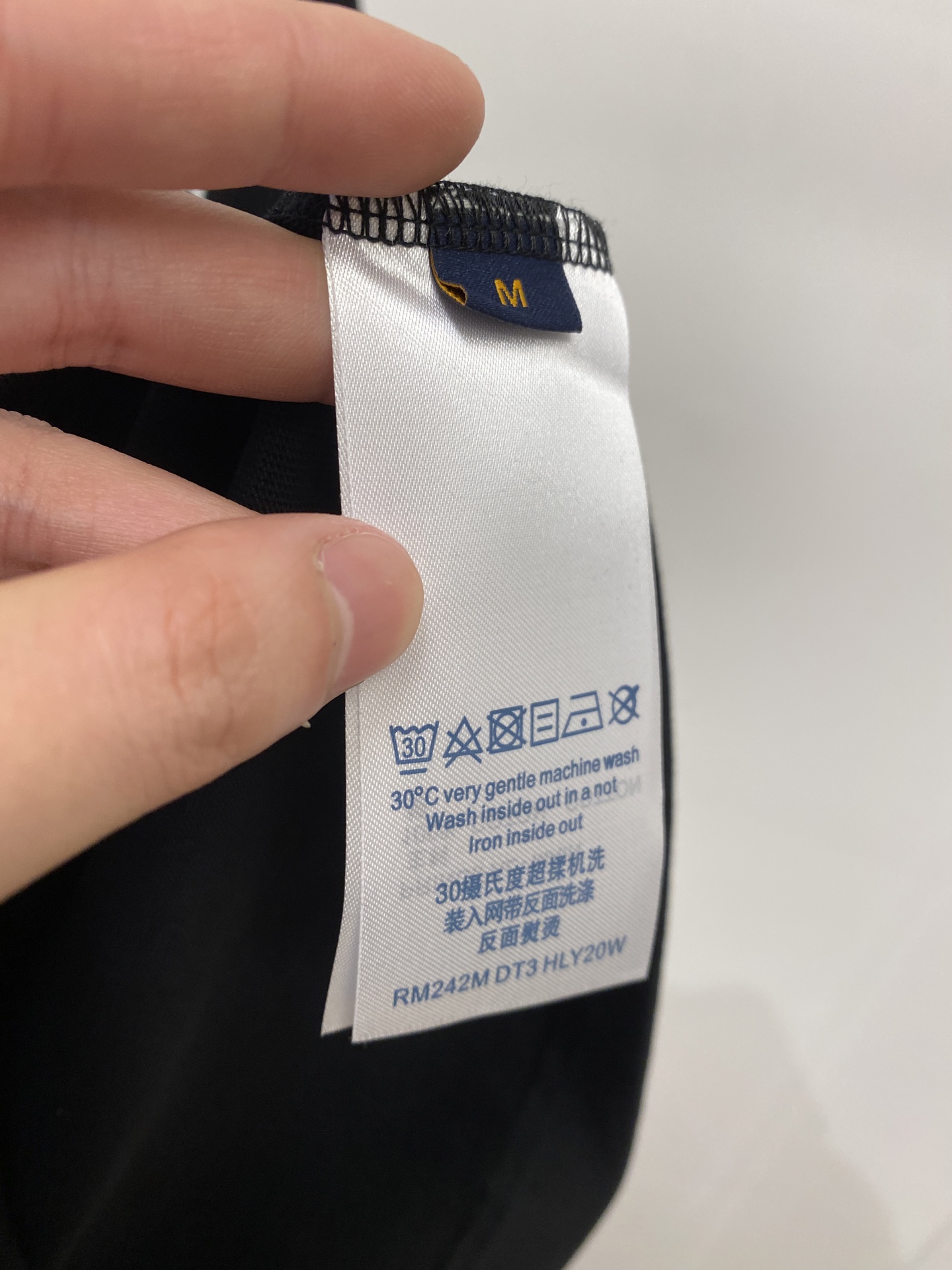 ￼  路易威登、2026新品短袖T恤，帅气时尚，简约百搭款。胸前精致刺绣字母logo，面料棉 不仅挺括，