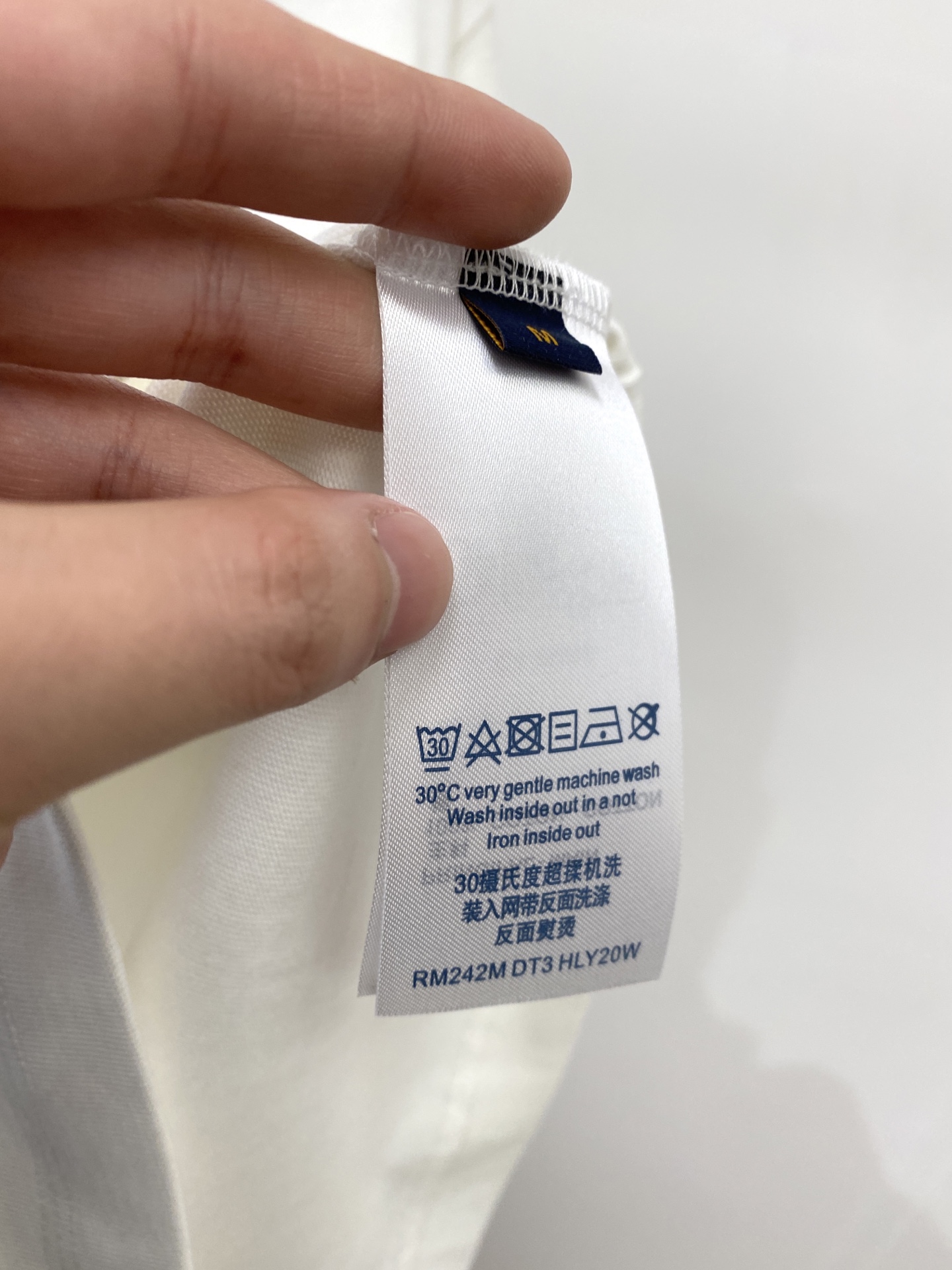 路易威登、2026新品短袖T恤，帅气时尚，简约百搭款。胸前精致刺绣字母logo，面料棉 不仅挺括，保持潮