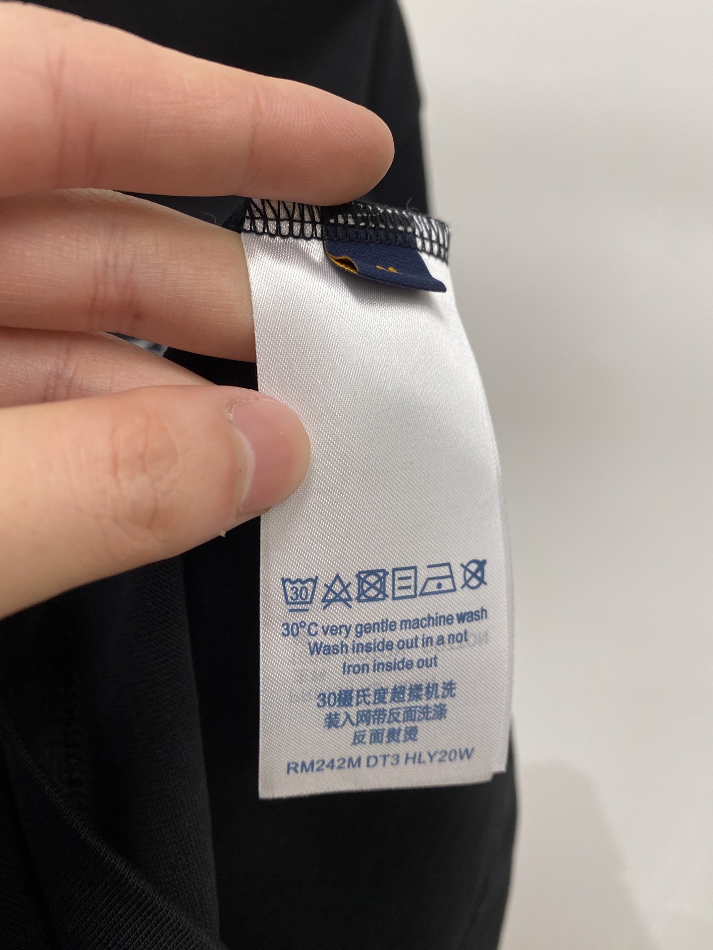路易威登、2026新品短袖T恤，帅气时尚，简约百搭款。胸前精致刺绣字母logo，面料棉 不仅挺括，保持潮